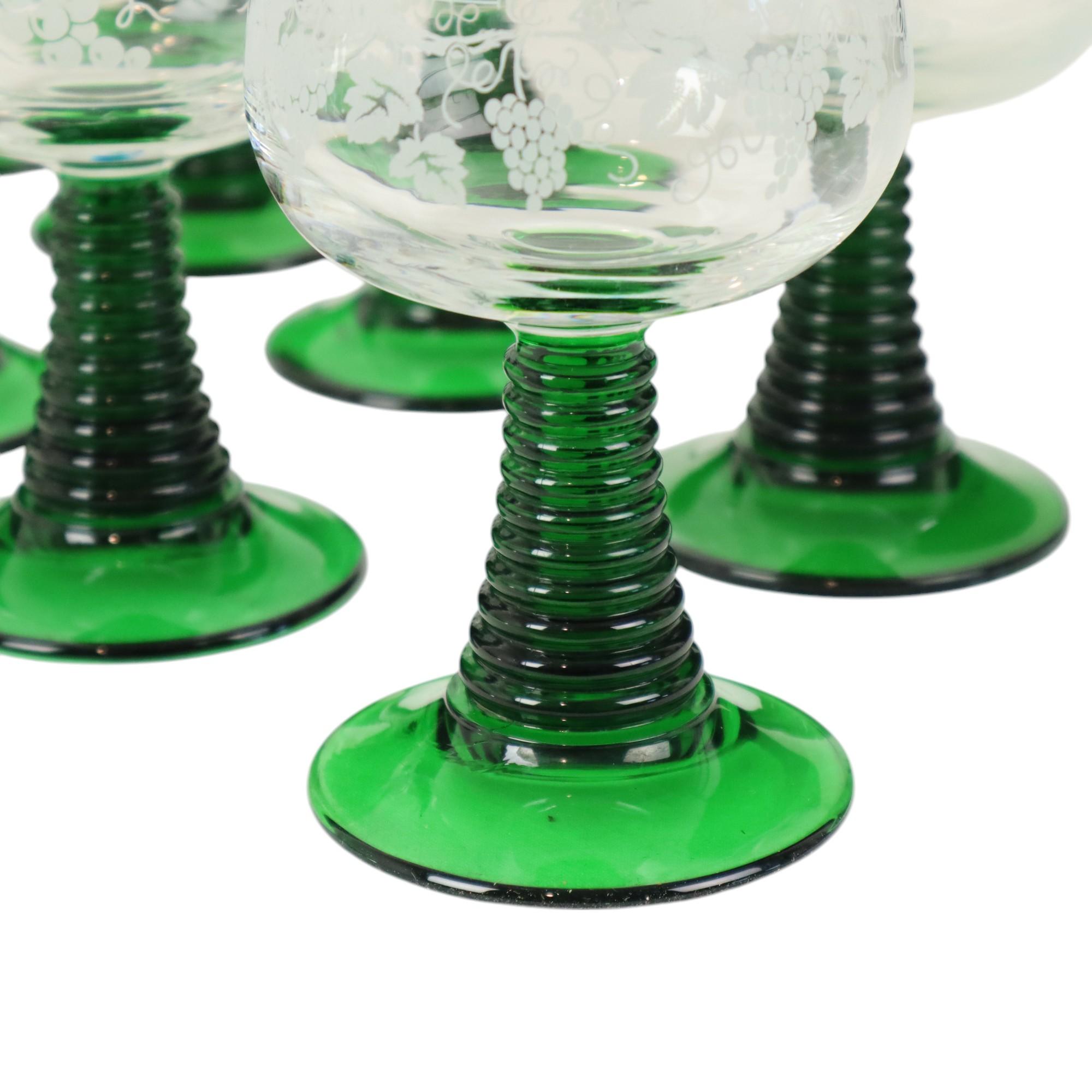 Metà XX secolo Set di 11 bicchieri da vino Vintage Luminarc Roemer con base a coste verde