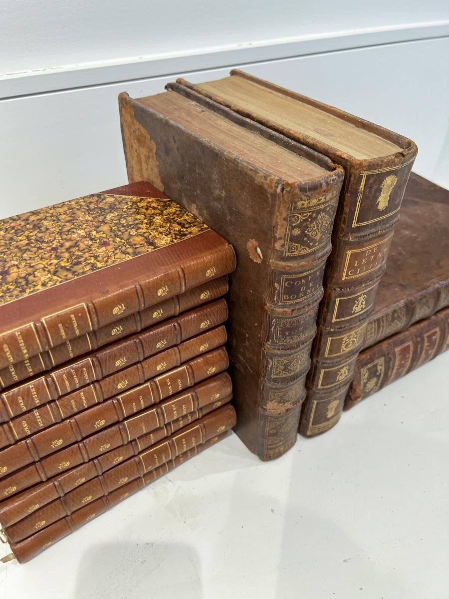 Ensemble de 13 livres reliés en cuir français du 18e/19e siècle État moyen - En vente à New Orleans, LA
