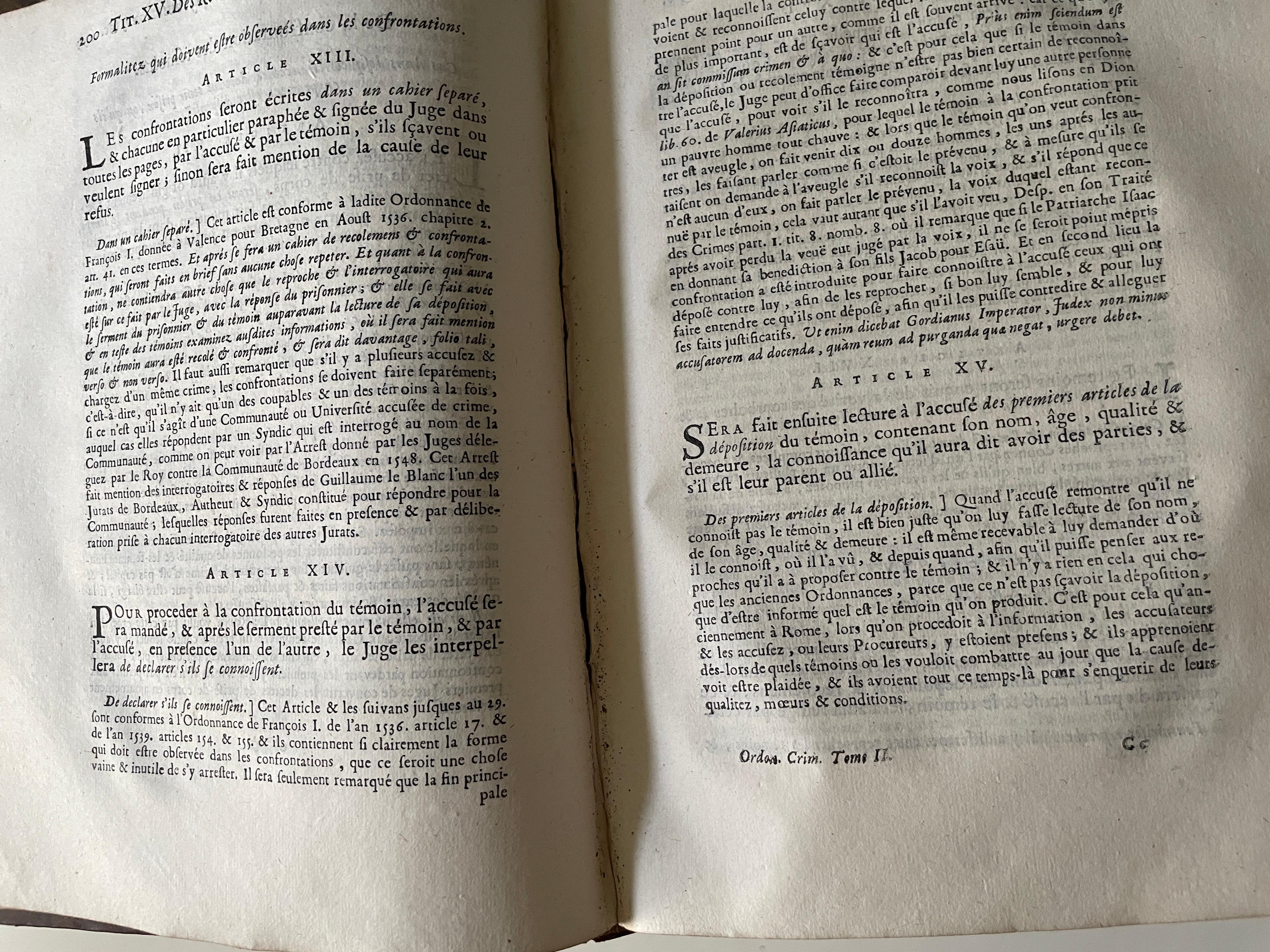 Une belle collection de livres anciens reliés en cuir.  Leur taille varie de 8X10X2 (4) à 5X7X1 (8).

