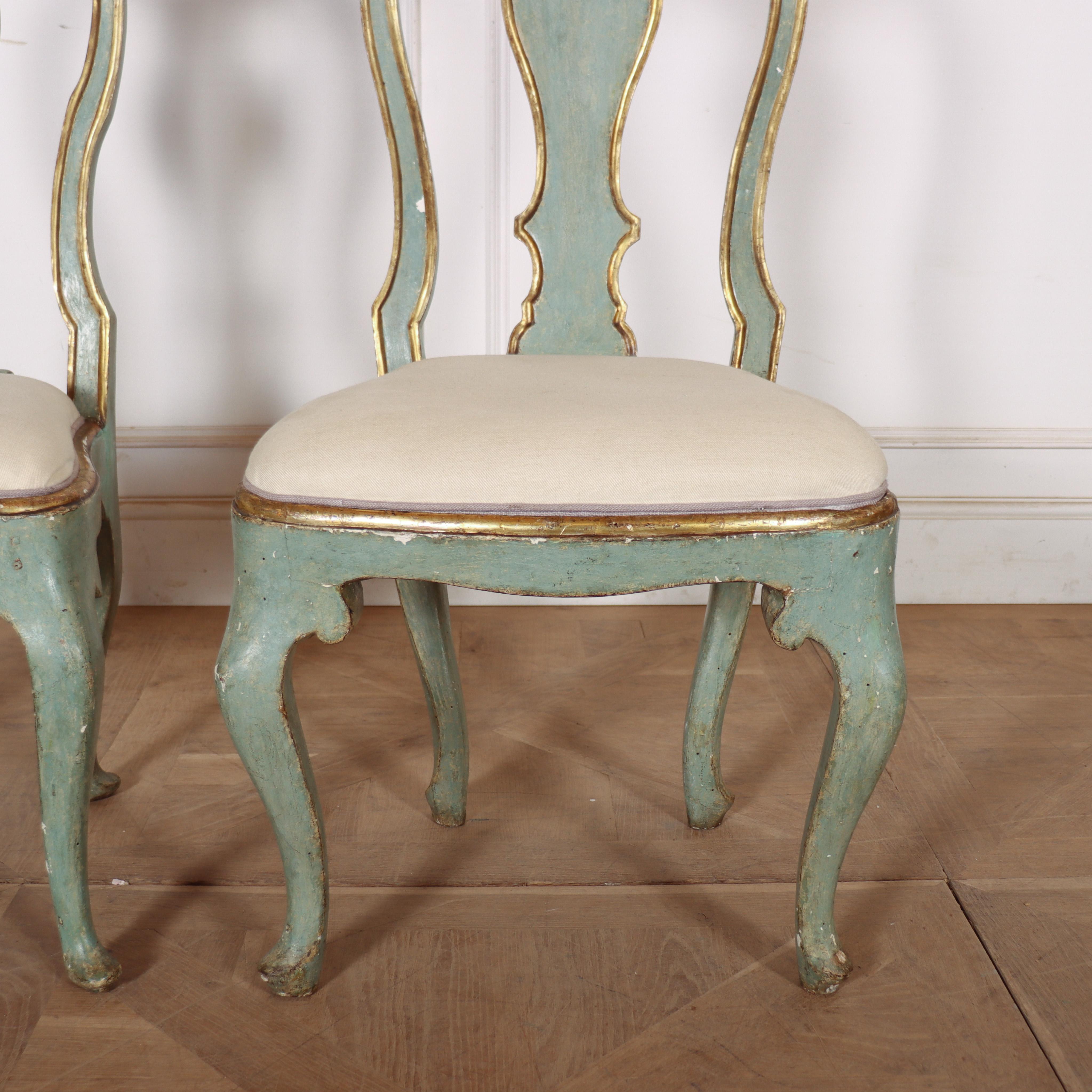 Ensemble de 12 chaises de salle à manger italiennes du 18e siècle en vente 4