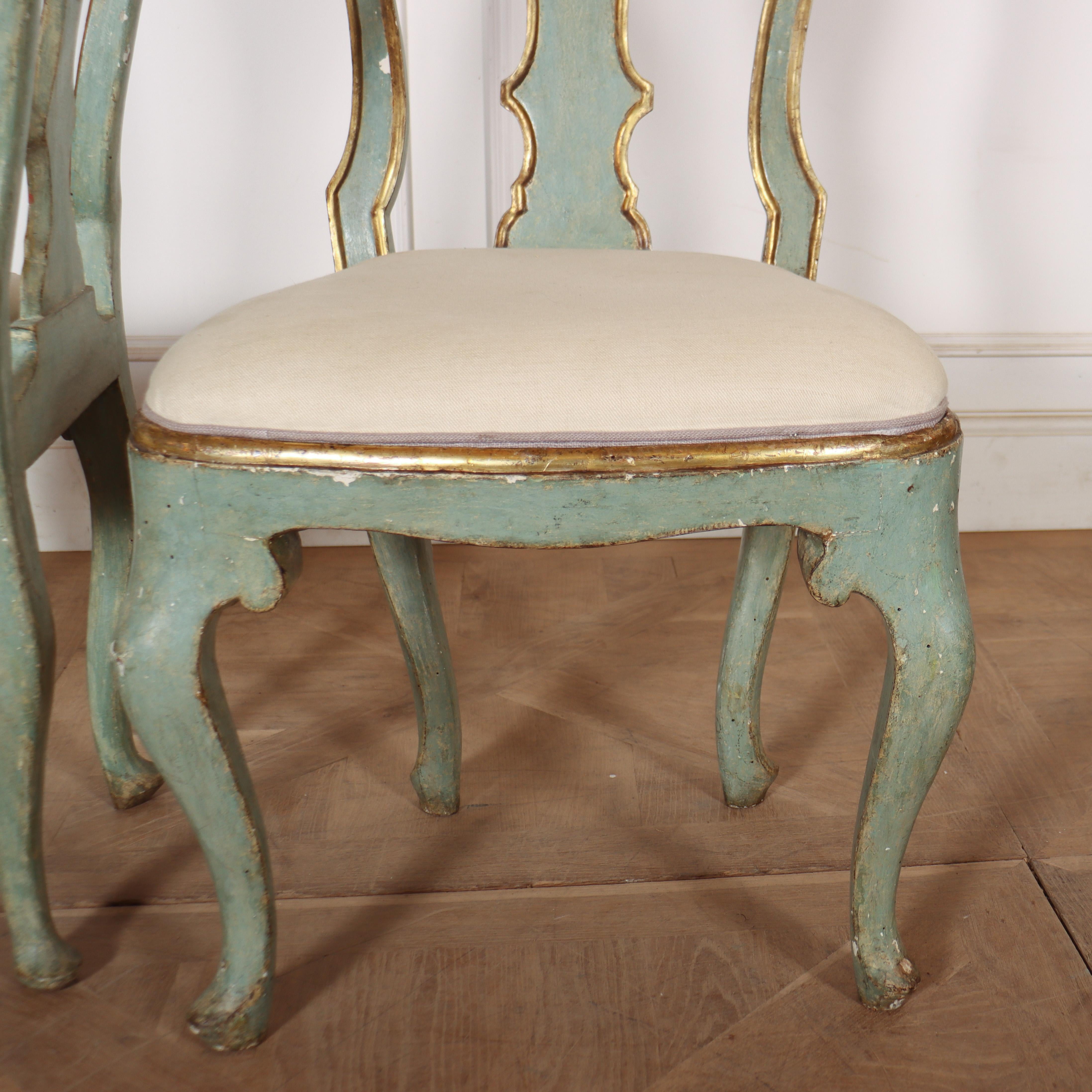 Ensemble de 12 chaises de salle à manger italiennes du 18e siècle en vente 6