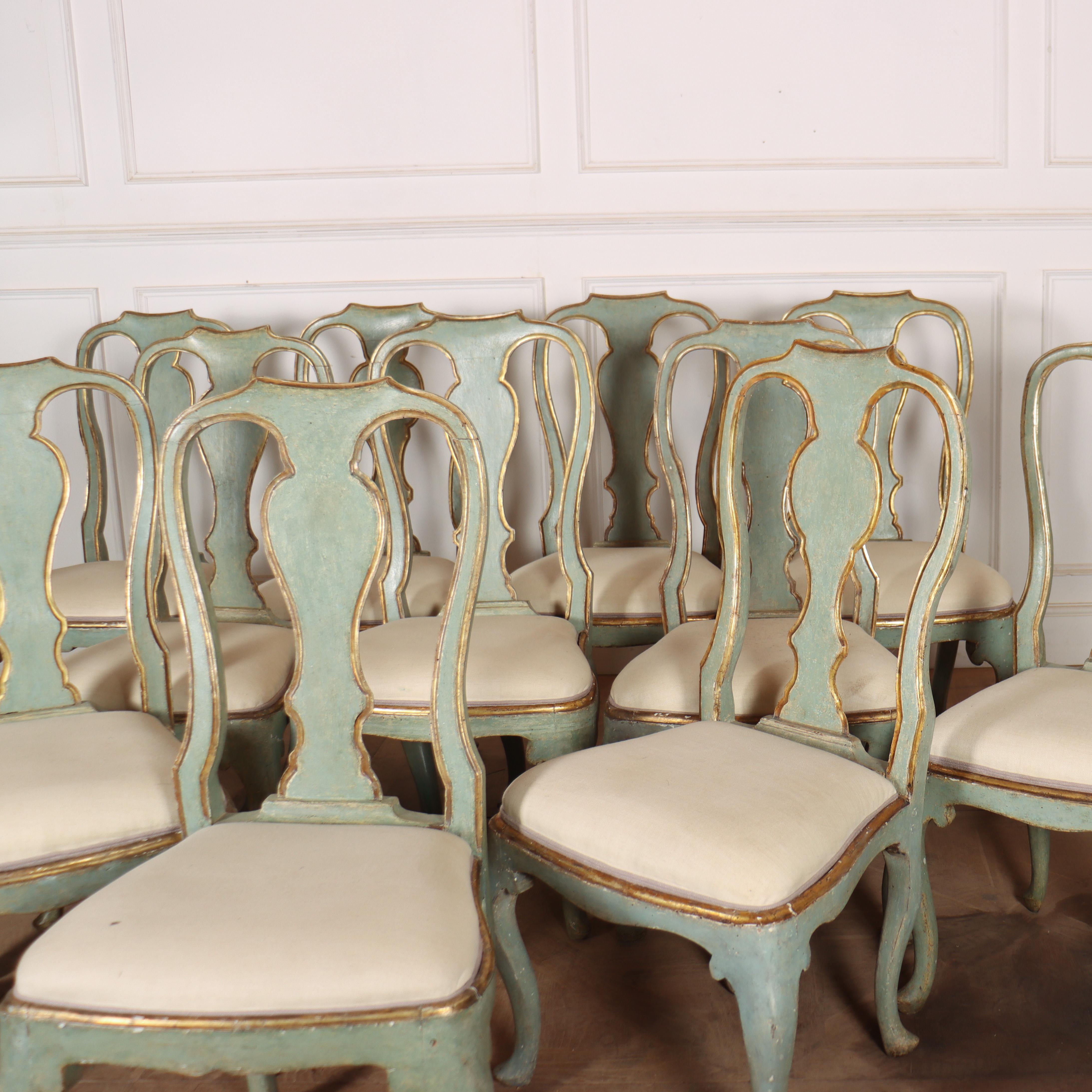 Peint Ensemble de 12 chaises de salle à manger italiennes du 18e siècle en vente