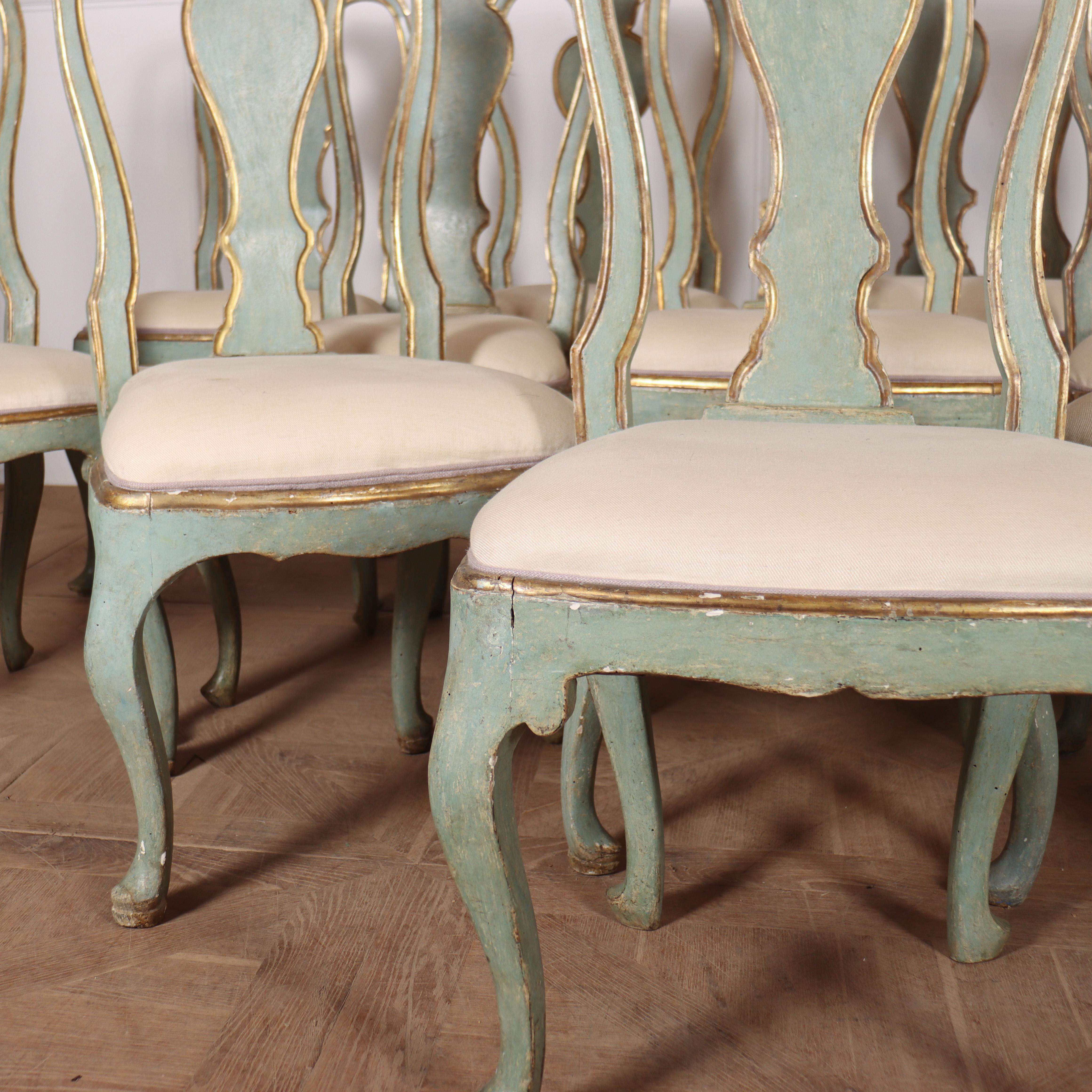 XVIIIe siècle et antérieur Ensemble de 12 chaises de salle à manger italiennes du 18e siècle en vente