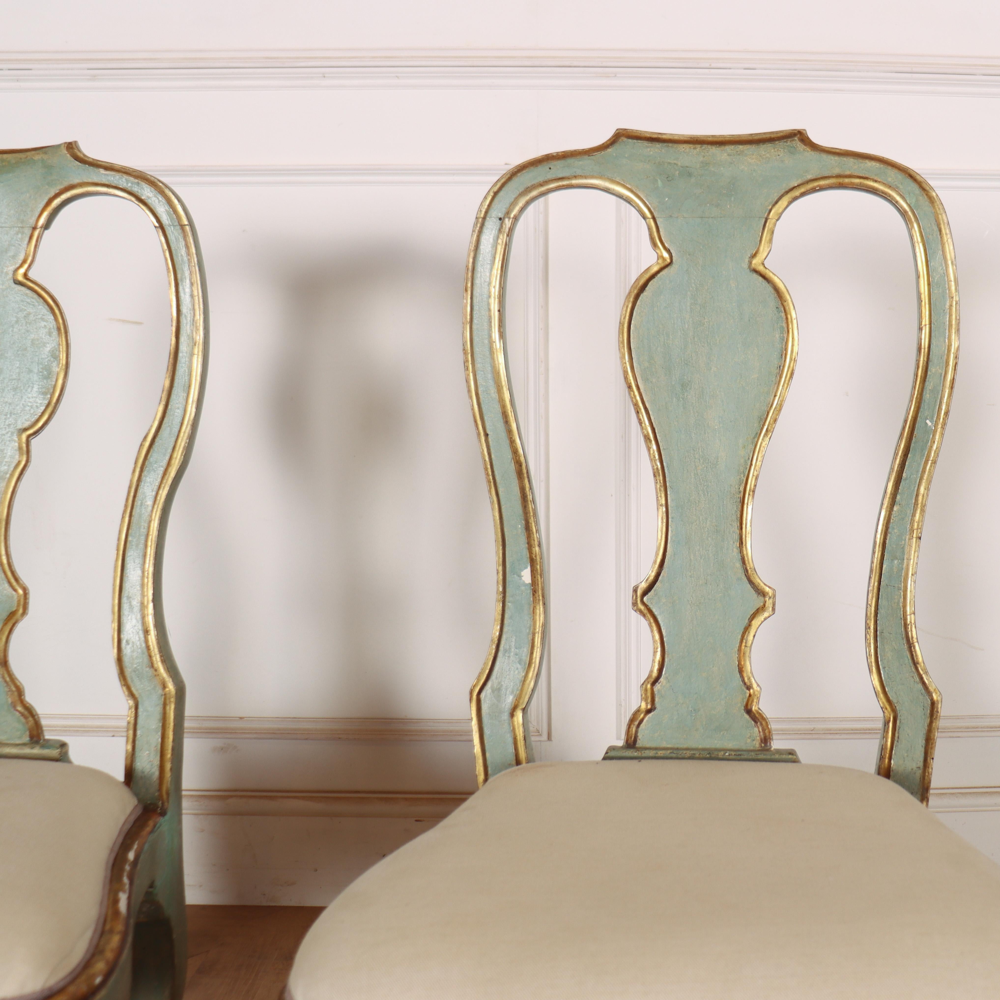Ensemble de 12 chaises de salle à manger italiennes du 18e siècle en vente 3