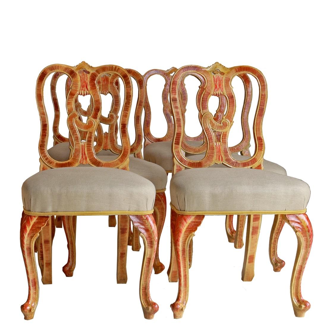 Magnifique ensemble de douze chaises de salle à manger vénitiennes peintes à la main, présentant un dossier ouvert avec un motif inhabituel de volutes entrelacées.

Faisant à l'origine partie d'une collection privée de Padua, deux des chaises datent