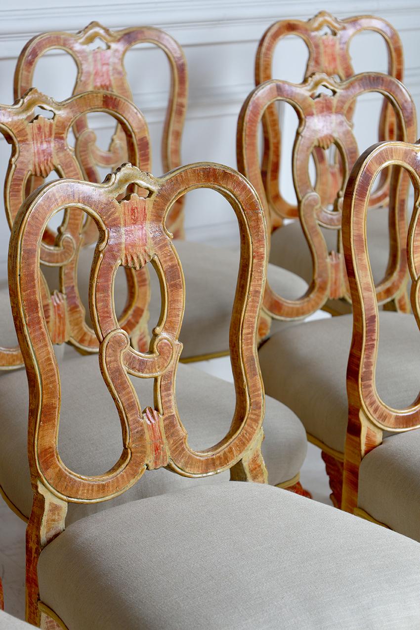 20ième siècle Ensemble de 12 chaises de salle à manger peintes vénitiennes en vente
