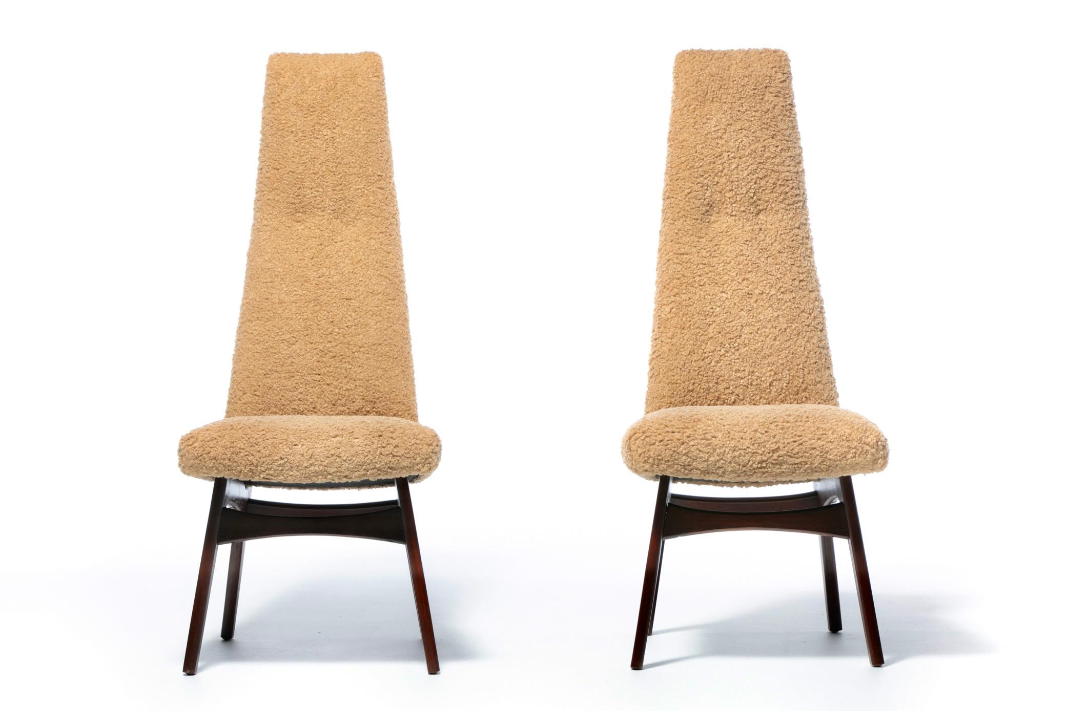 Großer Satz von 12 Mid Century Modern Dining Chairs, entworfen von einem der besten Designer dieser Zeit, Adrian Pearsall. Statement-Stühle für den Essbereich, die jedem Raum eine hochkünstlerische, skulpturale Eleganz verleihen. Perfekt für offene