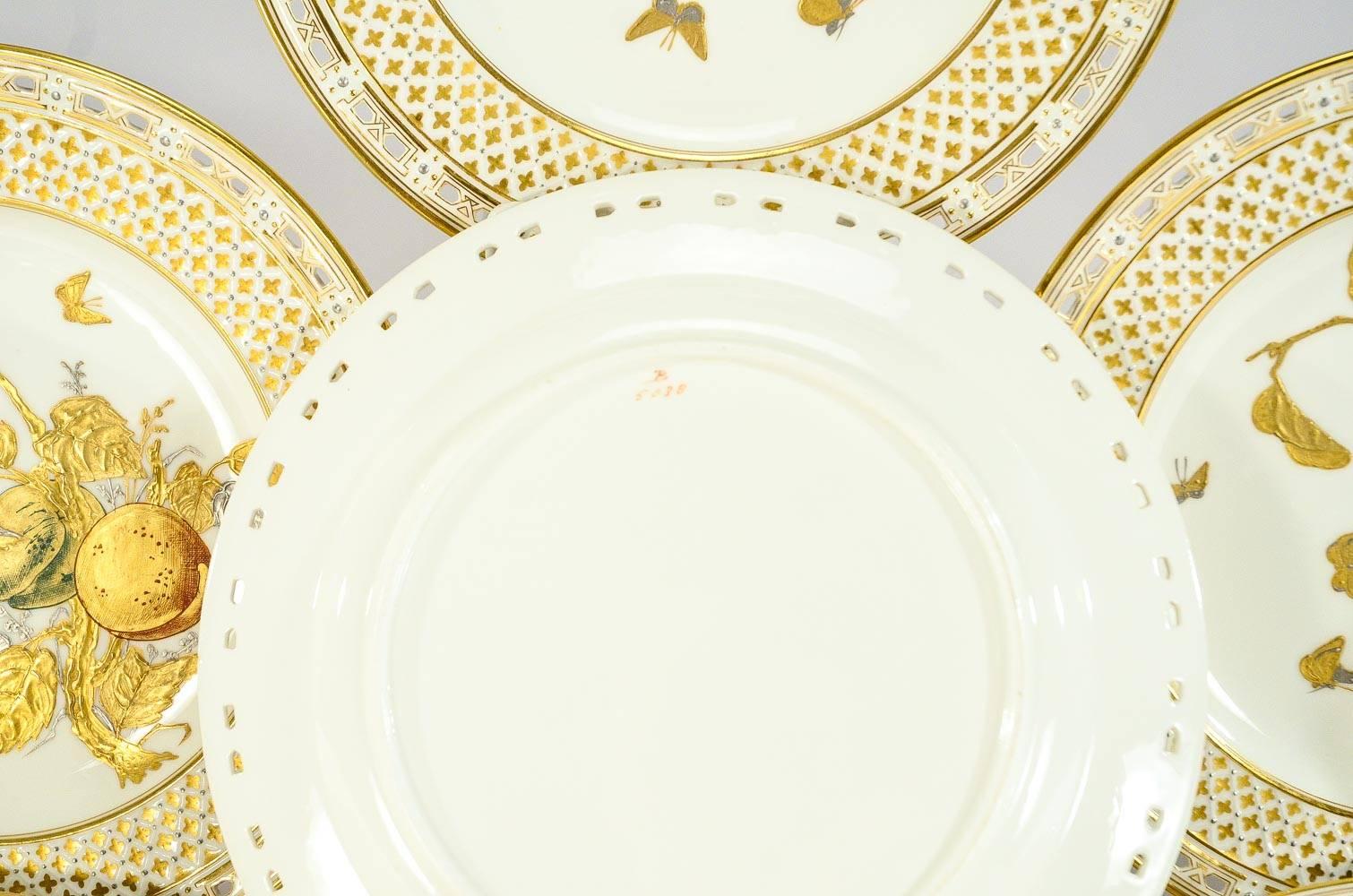 Ensemble de 12 assiettes de cabinet du 19ème siècle en or surélevé et peintes à la main, style Mouvement esthétique, avec fruits en vente 3
