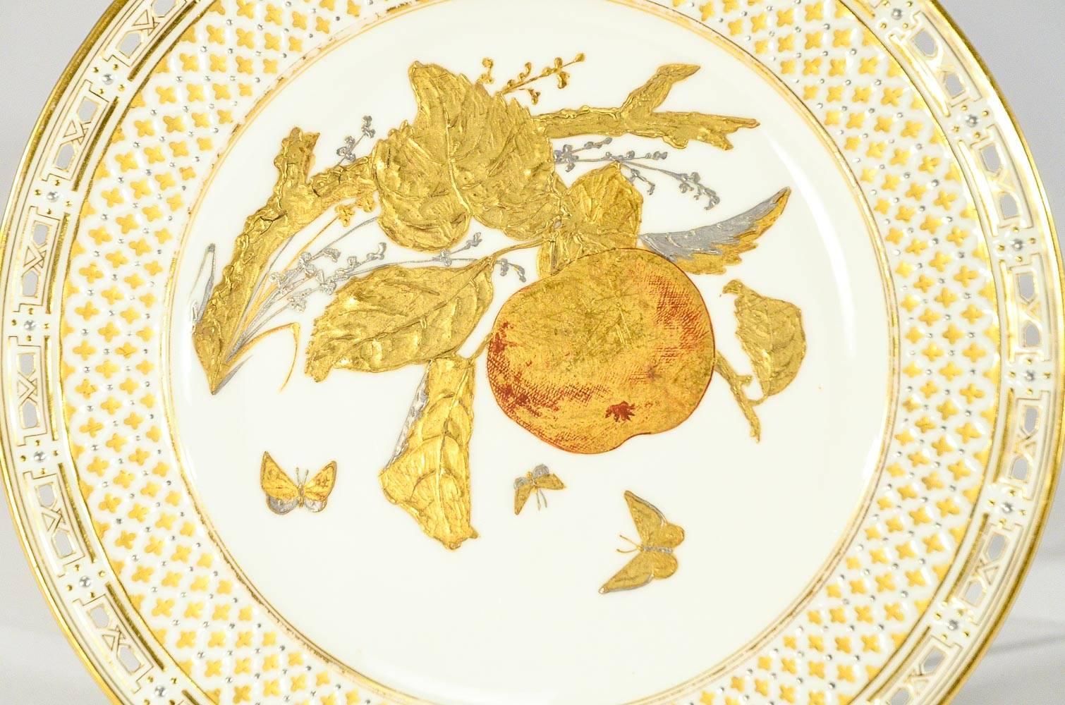Anglais Ensemble de 12 assiettes de cabinet du 19ème siècle en or surélevé et peintes à la main, style Mouvement esthétique, avec fruits en vente