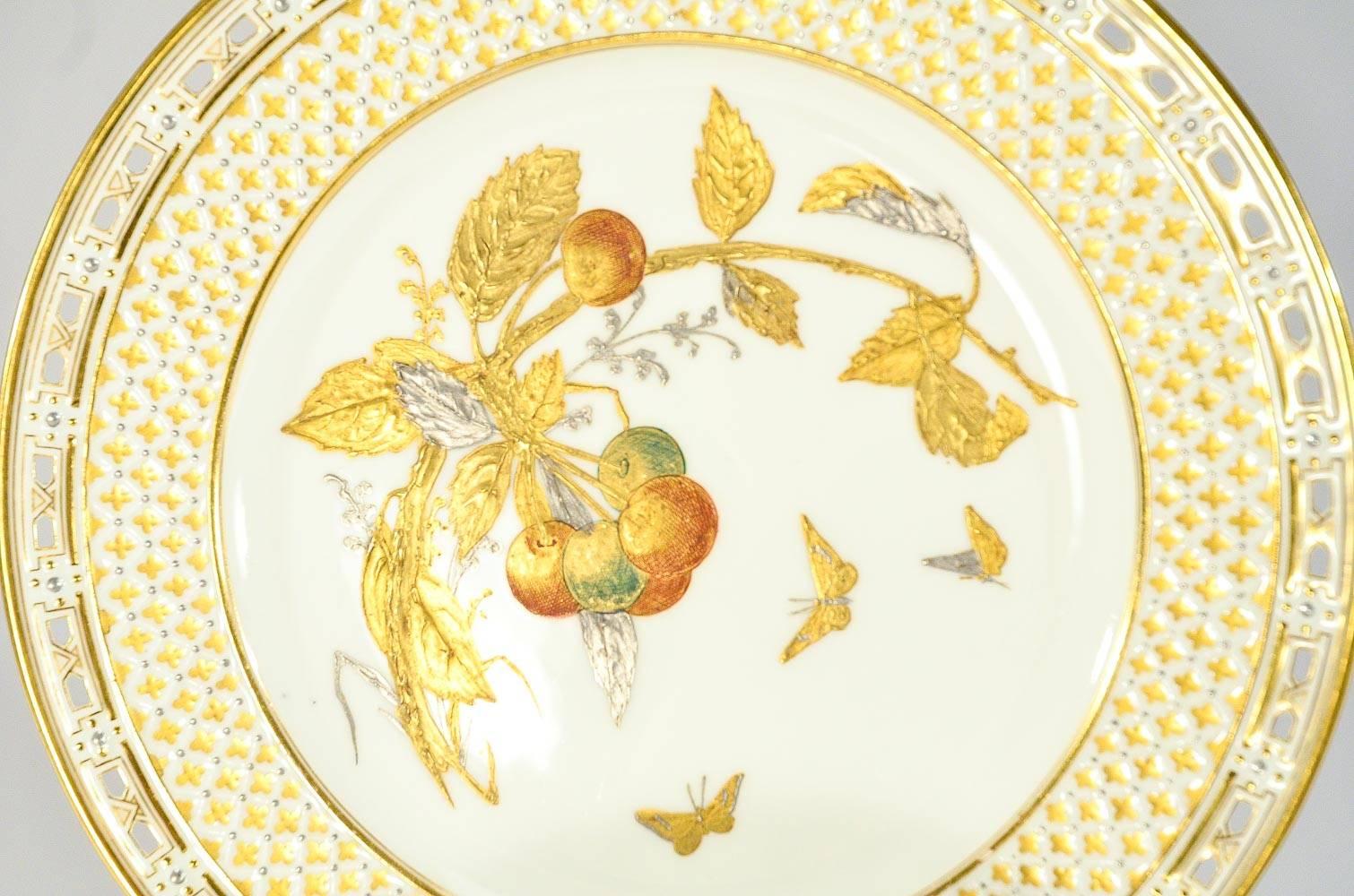 Ensemble de 12 assiettes de cabinet du 19ème siècle en or surélevé et peintes à la main, style Mouvement esthétique, avec fruits Excellent état - En vente à Great Barrington, MA