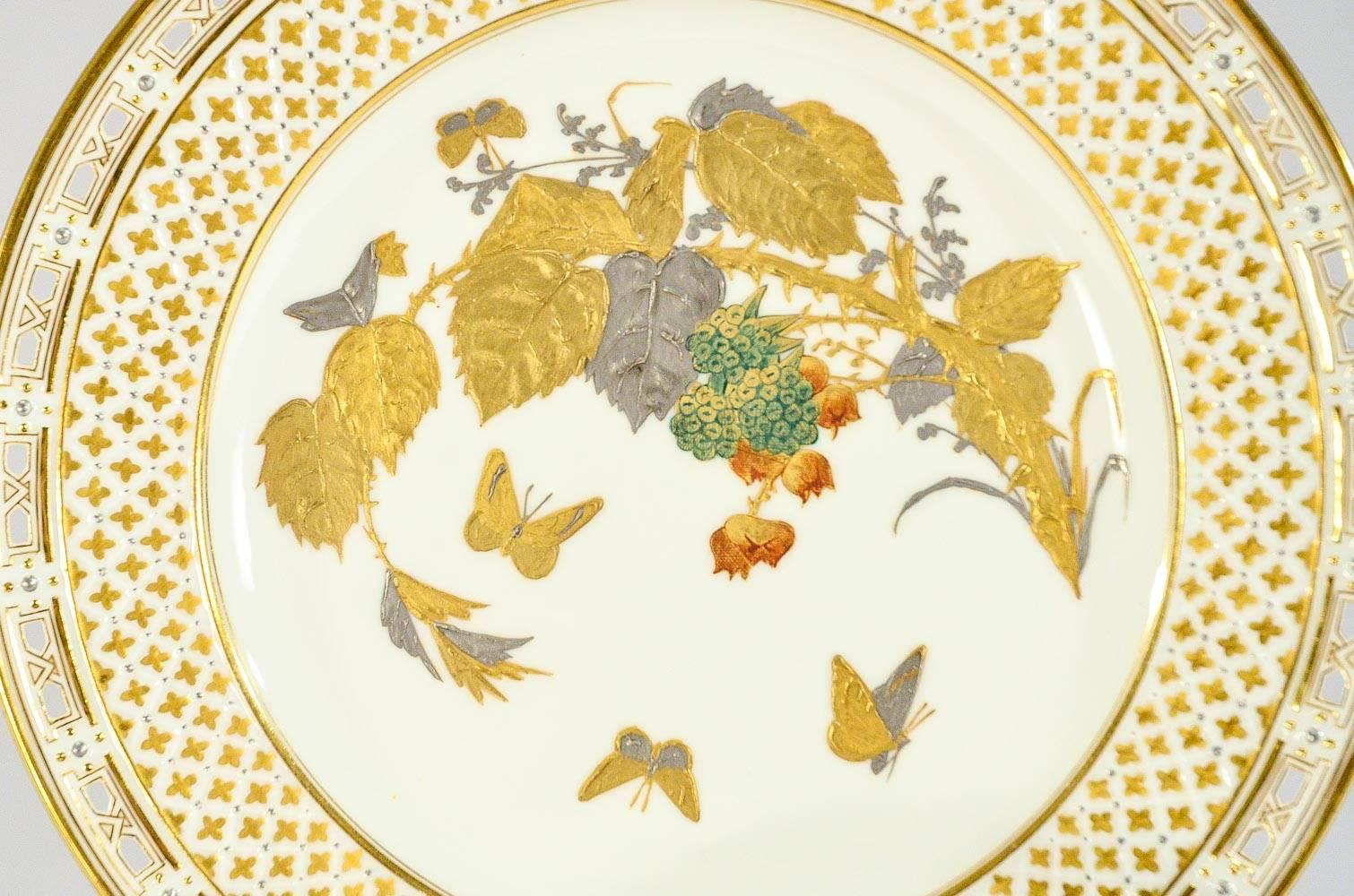 Fin du XIXe siècle Ensemble de 12 assiettes de cabinet du 19ème siècle en or surélevé et peintes à la main, style Mouvement esthétique, avec fruits en vente