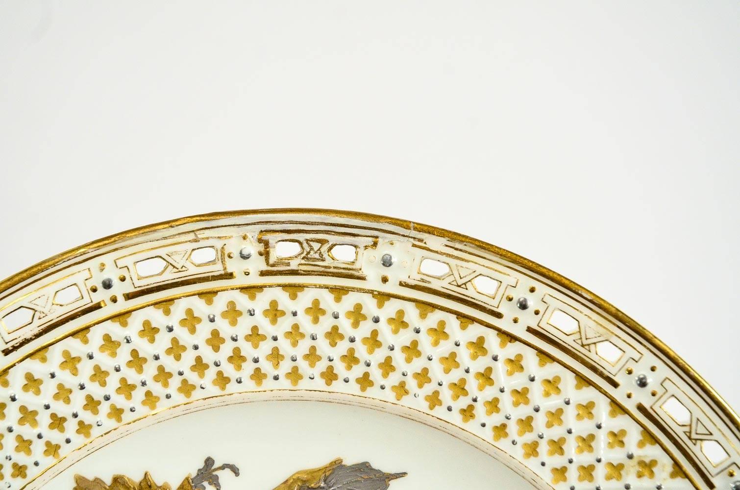 Ensemble de 12 assiettes de cabinet du 19ème siècle en or surélevé et peintes à la main, style Mouvement esthétique, avec fruits en vente 1