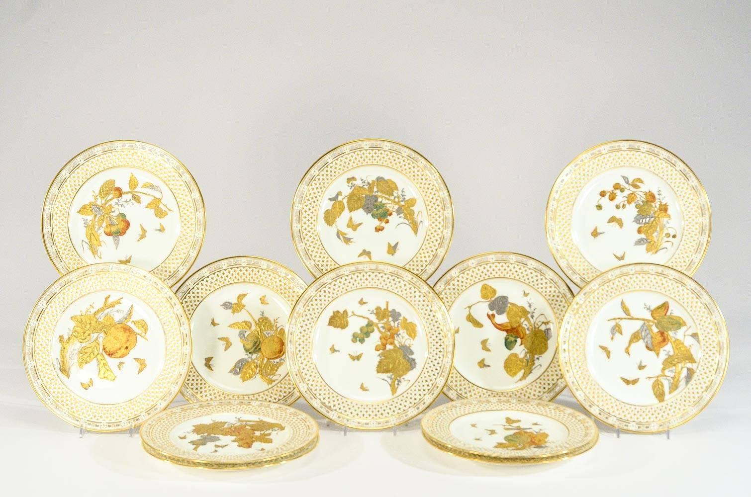 Ensemble de 12 assiettes de cabinet du 19ème siècle en or surélevé et peintes à la main, style Mouvement esthétique, avec fruits en vente 2