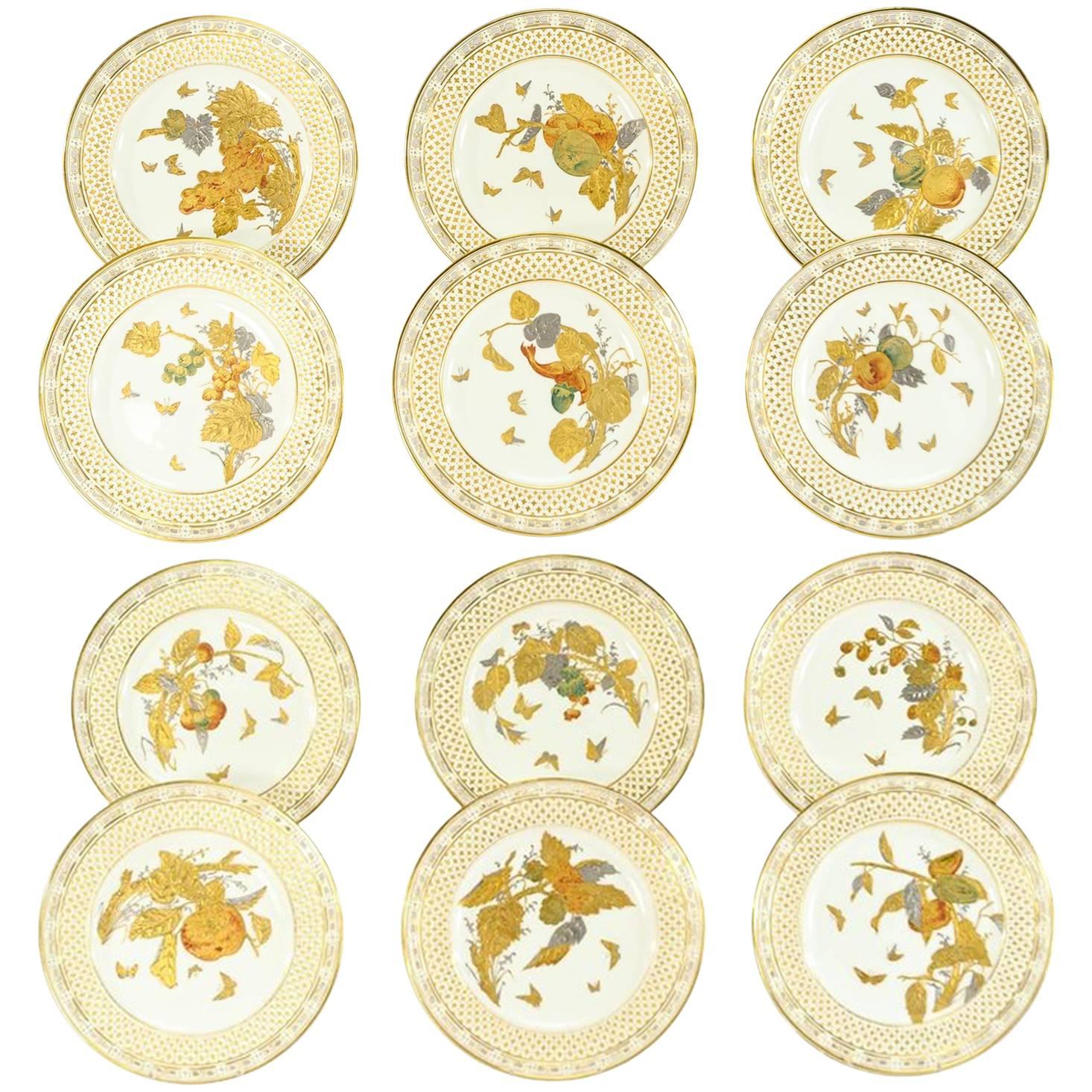 Ensemble de 12 assiettes de cabinet du 19ème siècle en or surélevé et peintes à la main, style Mouvement esthétique, avec fruits