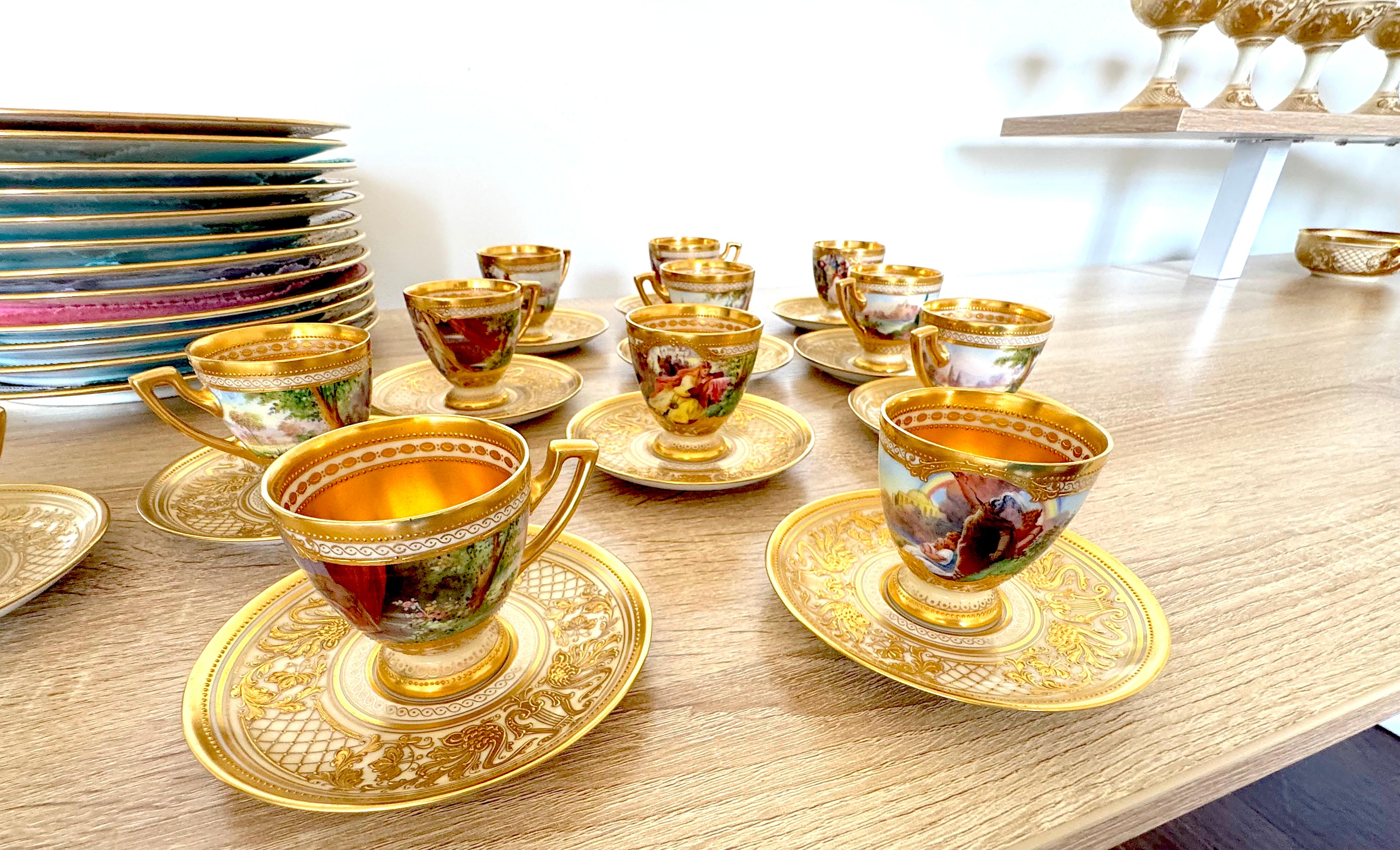 Incredibile e raro set di quattro tazze da caffè demitasse e piattini dipinti a mano del famoso 