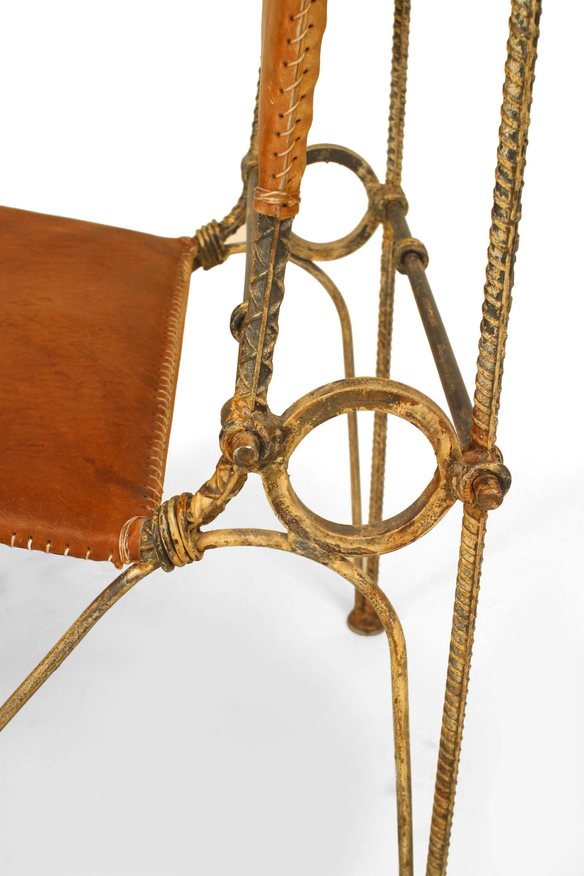 Fer forgé Ensemble de 12 chaises américaines d'après-guerre en cuir en vente