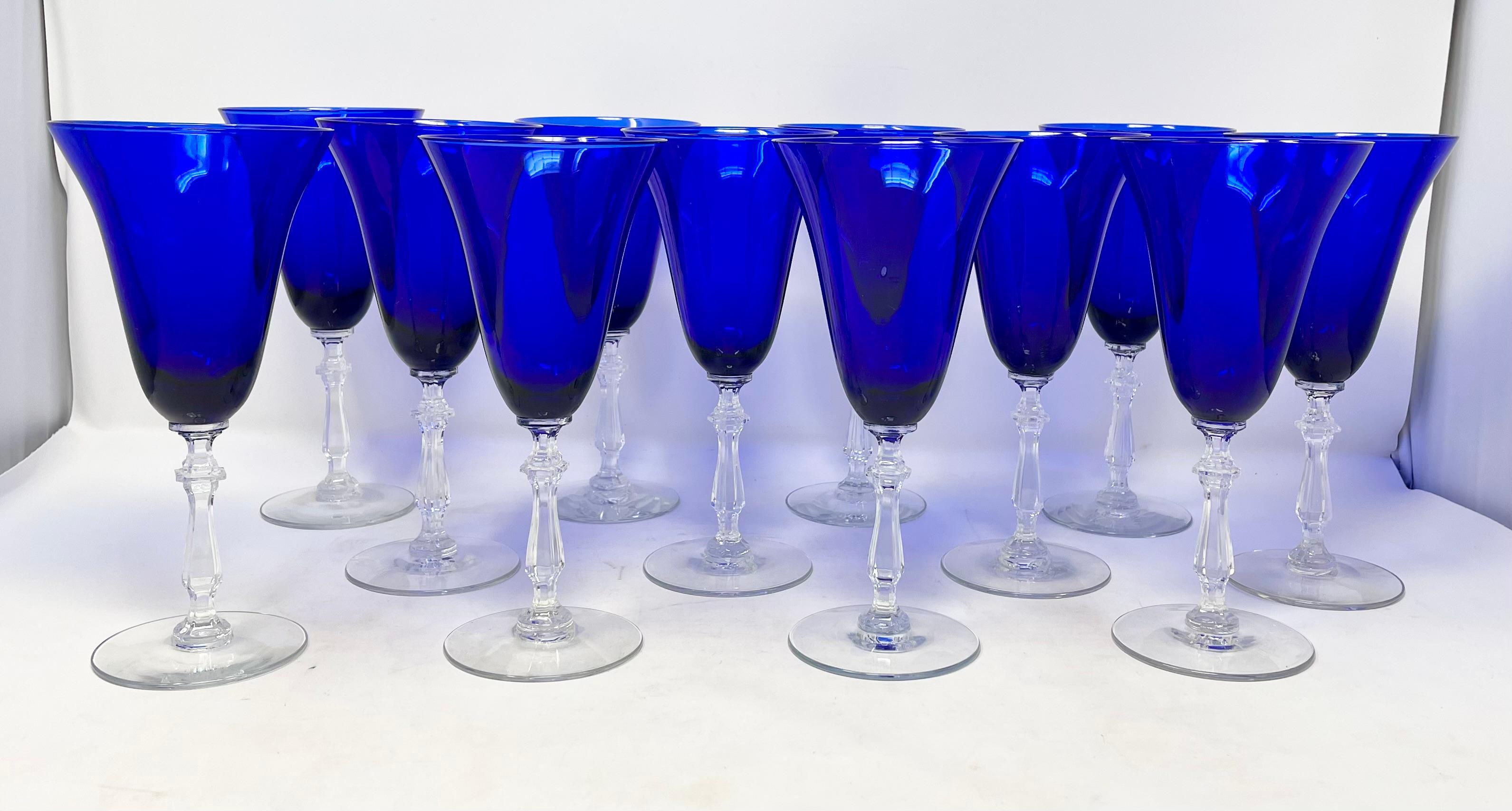 Ensemble de 12 gobelets à vin ou à eau en verre bleu cobalt de la Huntington Glass Company, datant des années 1920.