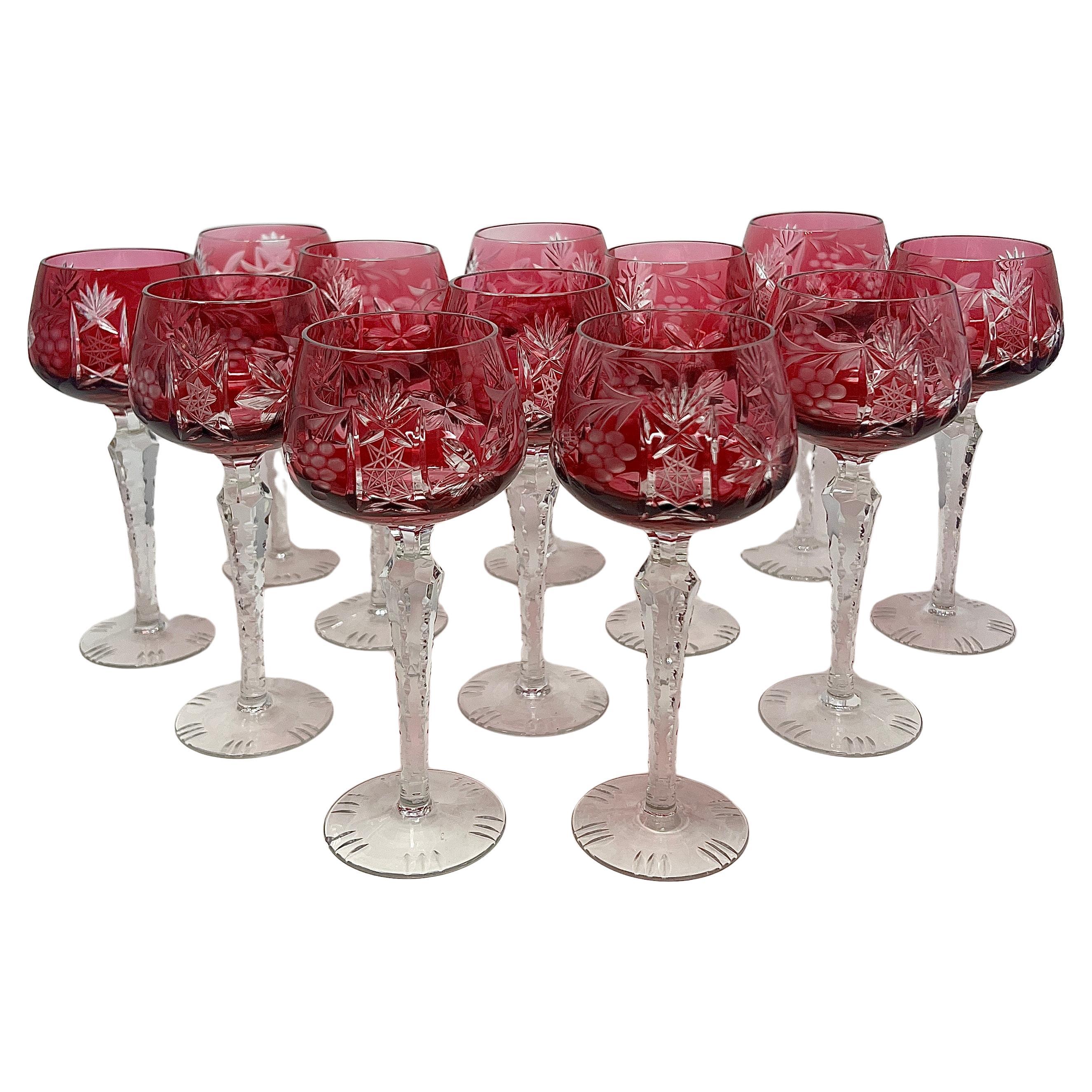 Ensemble de 12 verres à vin anciens en cristal canneberge taillé à la main, vers les années 1920.