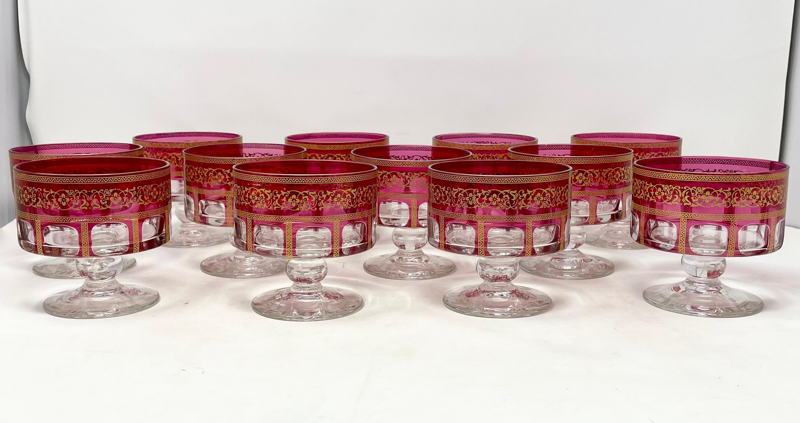 Ensemble de 12 coupes à dessert en cristal antique taillé, canneberge et détails dorés, datant des années 1920.