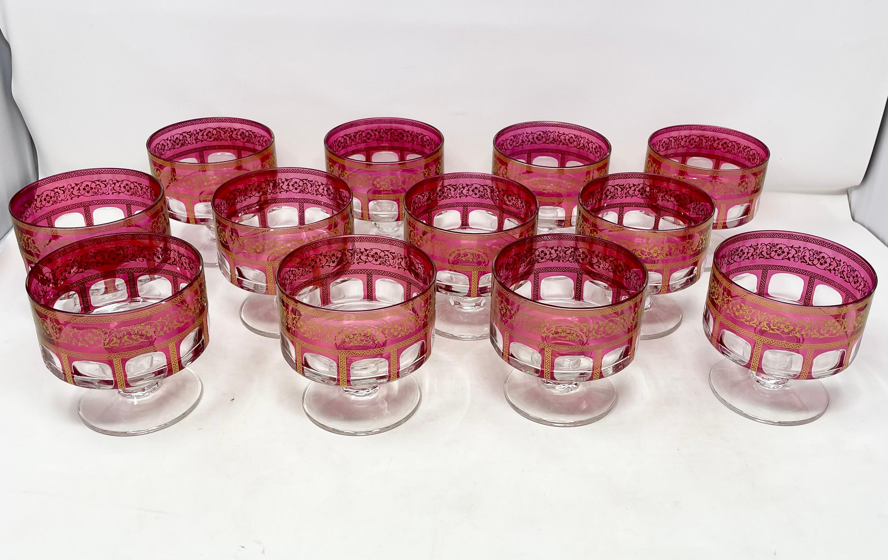 Ensemble de 12 coupes à dessert anciennes en cristal taillé, canneberge et détails dorés, vers 1920 Bon état - En vente à New Orleans, LA