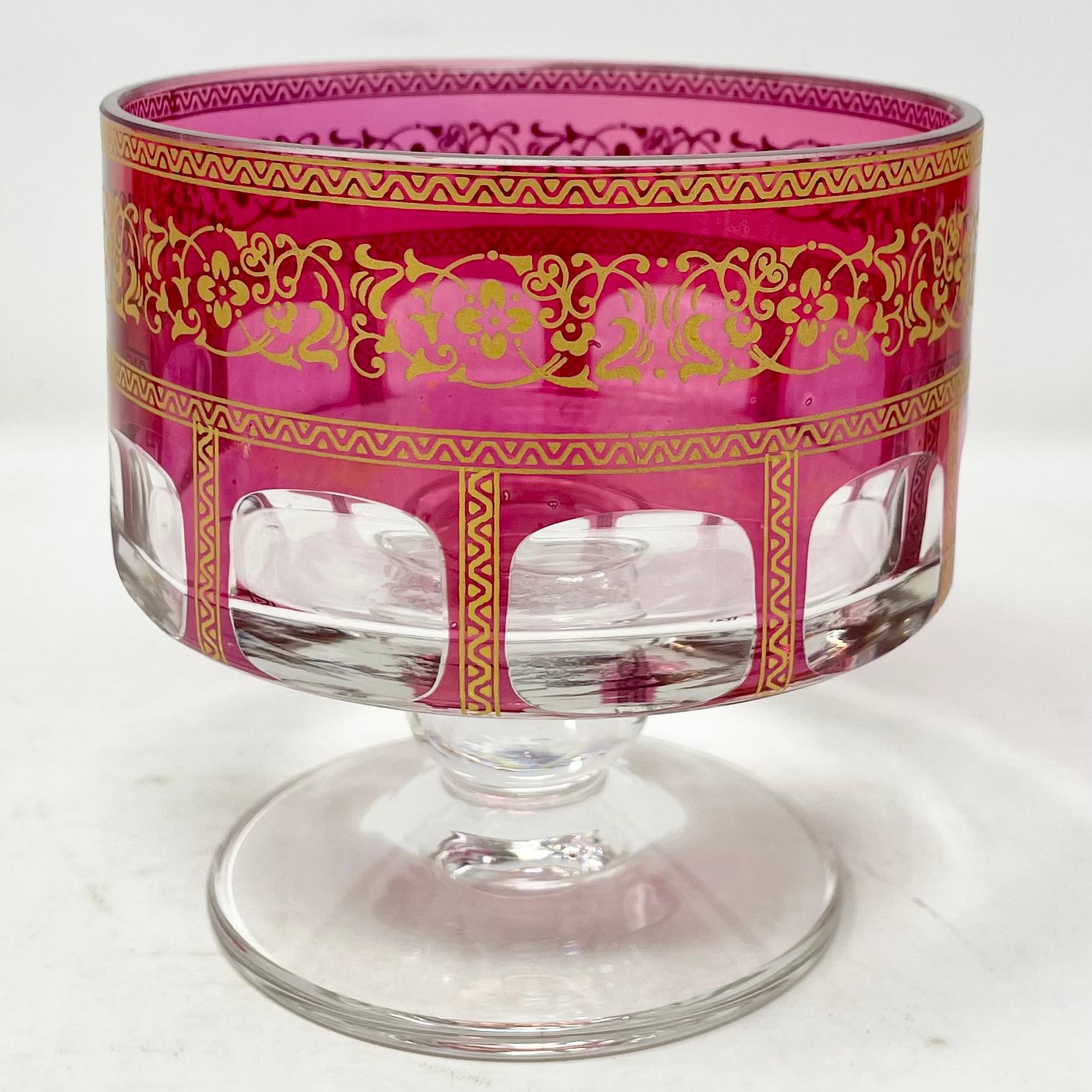 20ième siècle Ensemble de 12 coupes à dessert anciennes en cristal taillé, canneberge et détails dorés, vers 1920 en vente