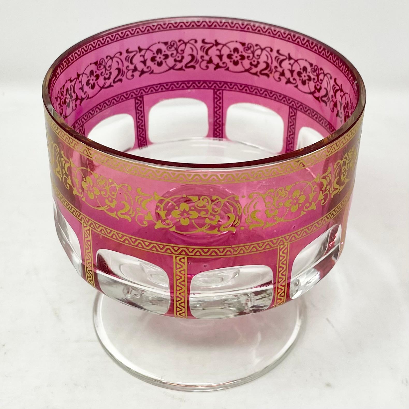 Cristal Ensemble de 12 coupes à dessert anciennes en cristal taillé, canneberge et détails dorés, vers 1920 en vente