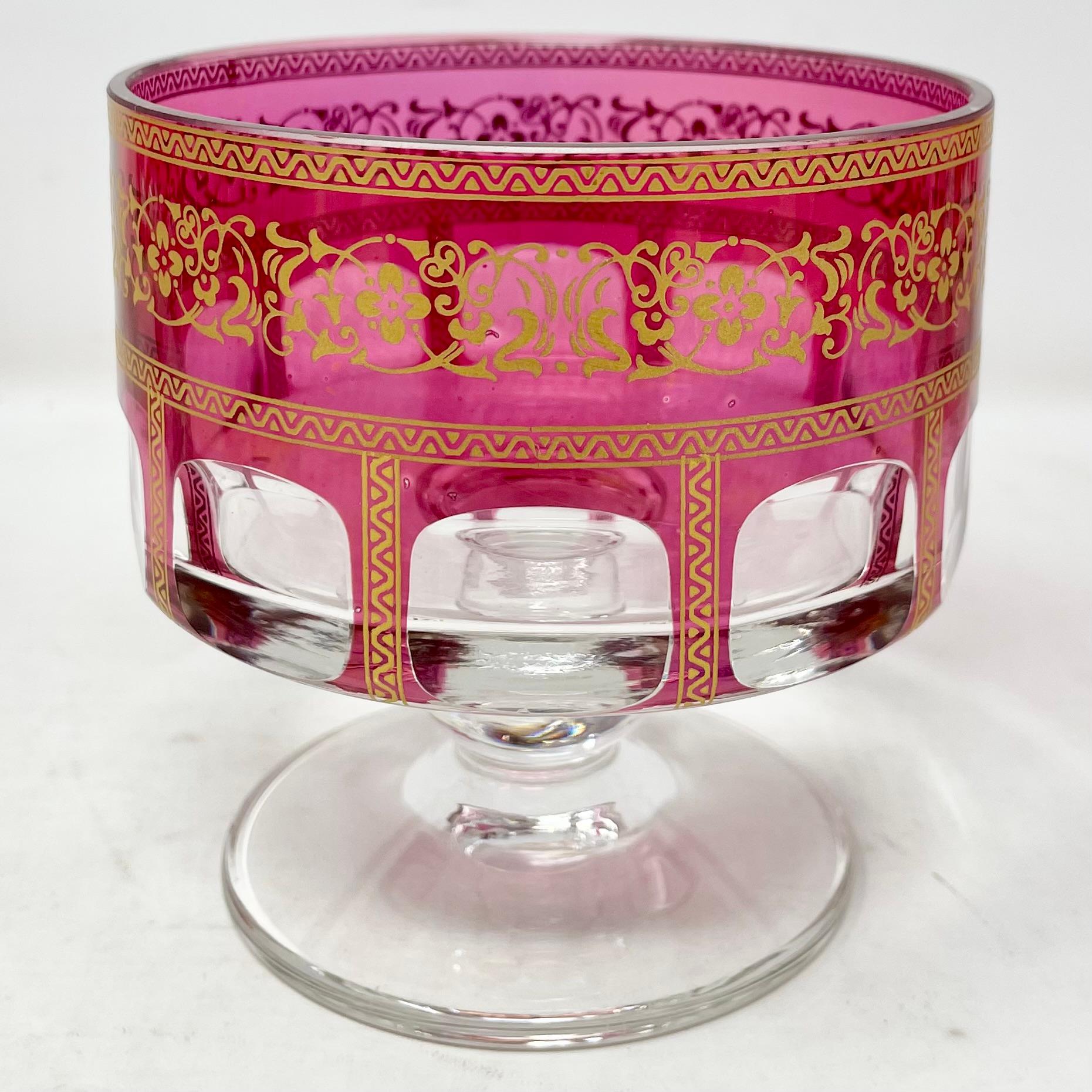 Ensemble de 12 coupes à dessert anciennes en cristal taillé, canneberge et détails dorés, vers 1920 en vente 2