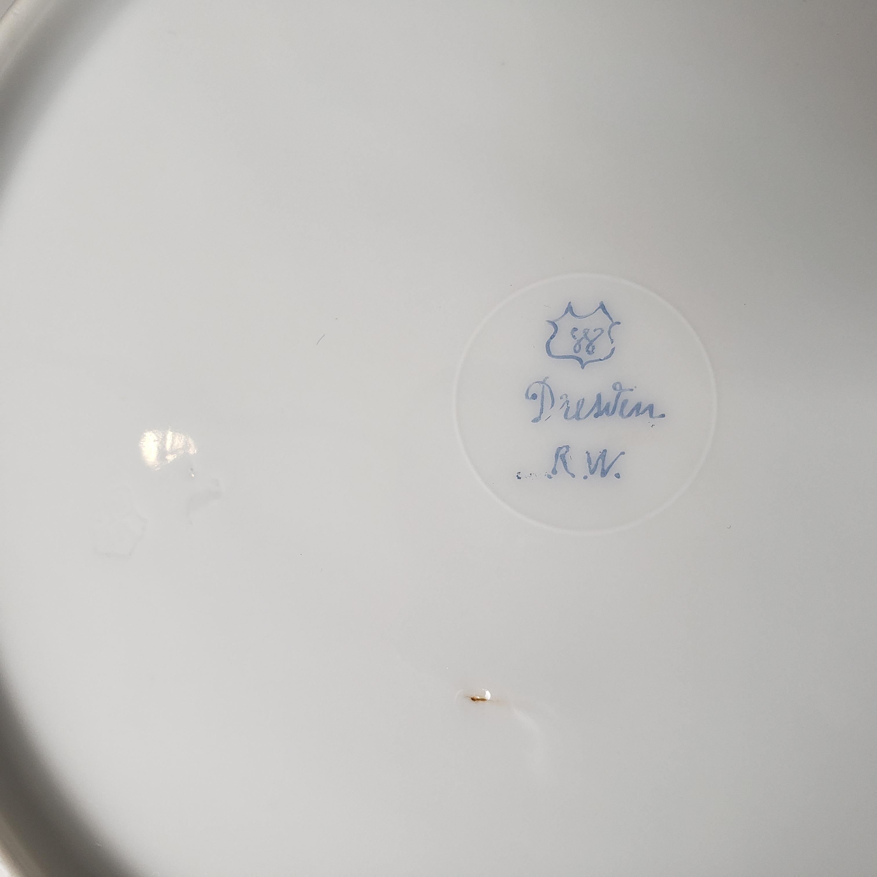 Set of 12 Antique Dresden White Porcelain Dinner Plates with Gilt Decoration In Good Condition For Sale In Hamilton, Ontario