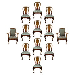 Ensemble de 12 chaises de salle à manger Queen Anne anglaises anciennes en noyer ronce, vers 1890.