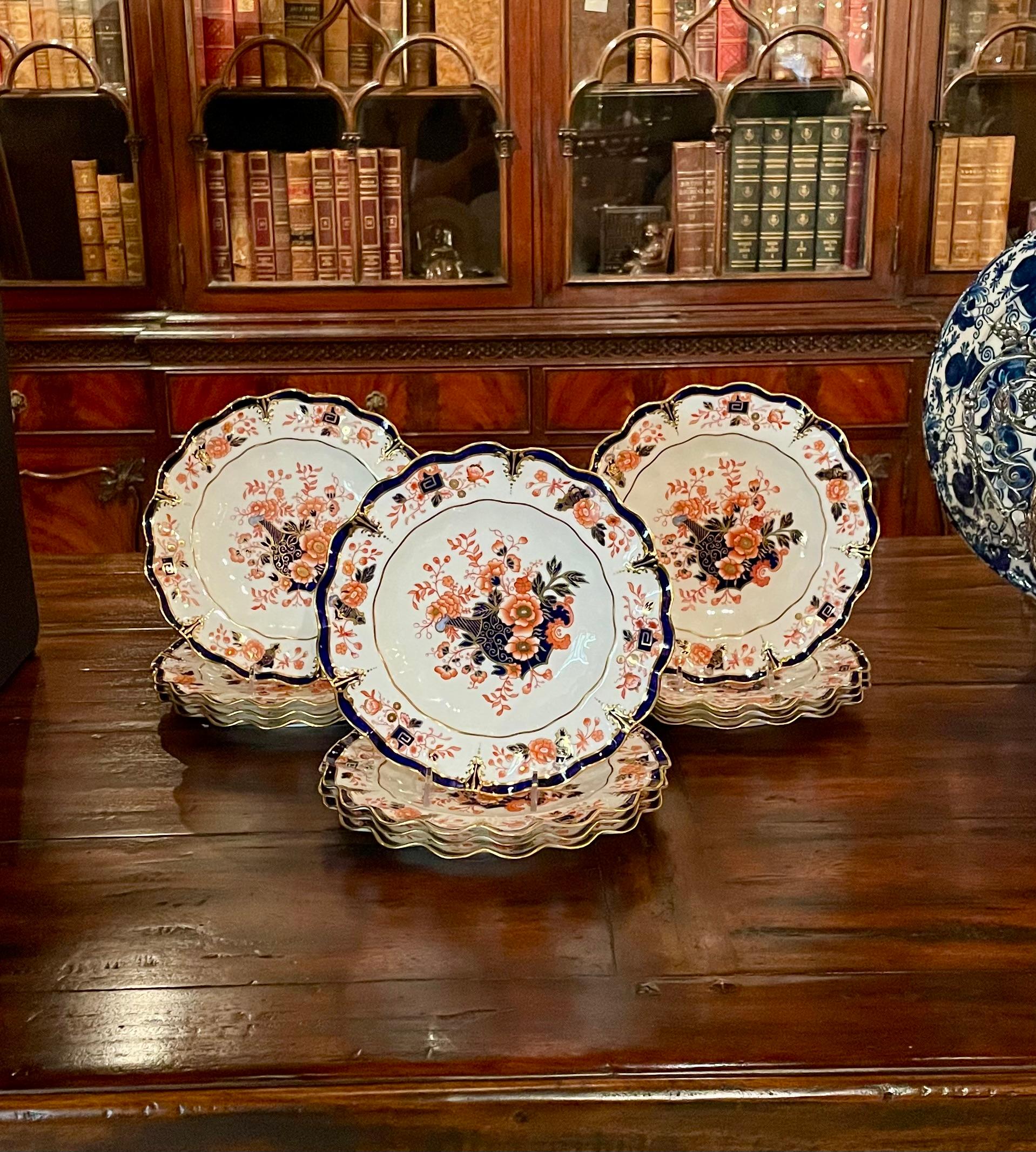 Set von 12 antiken englischen Dessert-/Salattellern mit geriffelter Kante „Royal Crown Derby“-Tellern (Porzellan) im Angebot