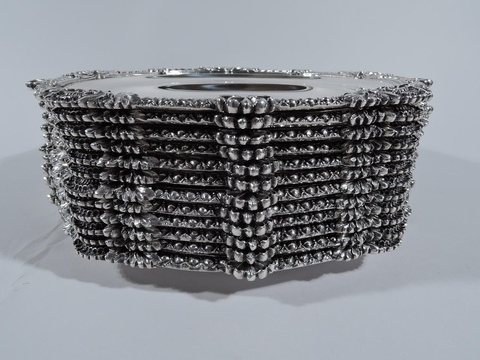 Set von 12 antiken englischen georgianischen Sterlingsilber-Esstellern (Georgian)