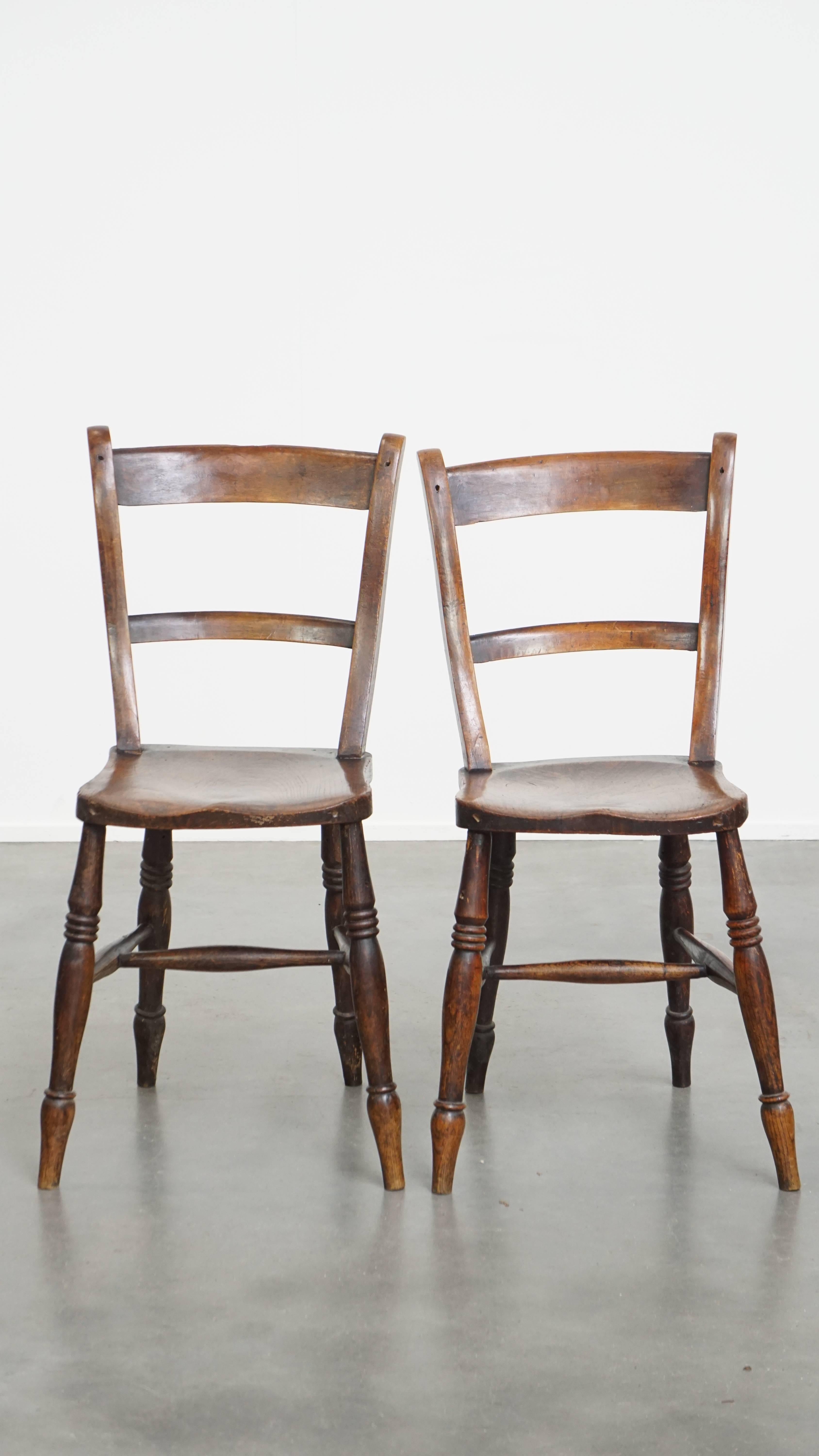 In questo caso si tratta di un elegante e intramontabile set di 12 sedie da pranzo/cucina Oxford inglesi d'epoca con una tonalità di colore calda. Questo meraviglioso set non solo è perfettamente adatto a un ambiente casalingo, ma sarebbe fantastico