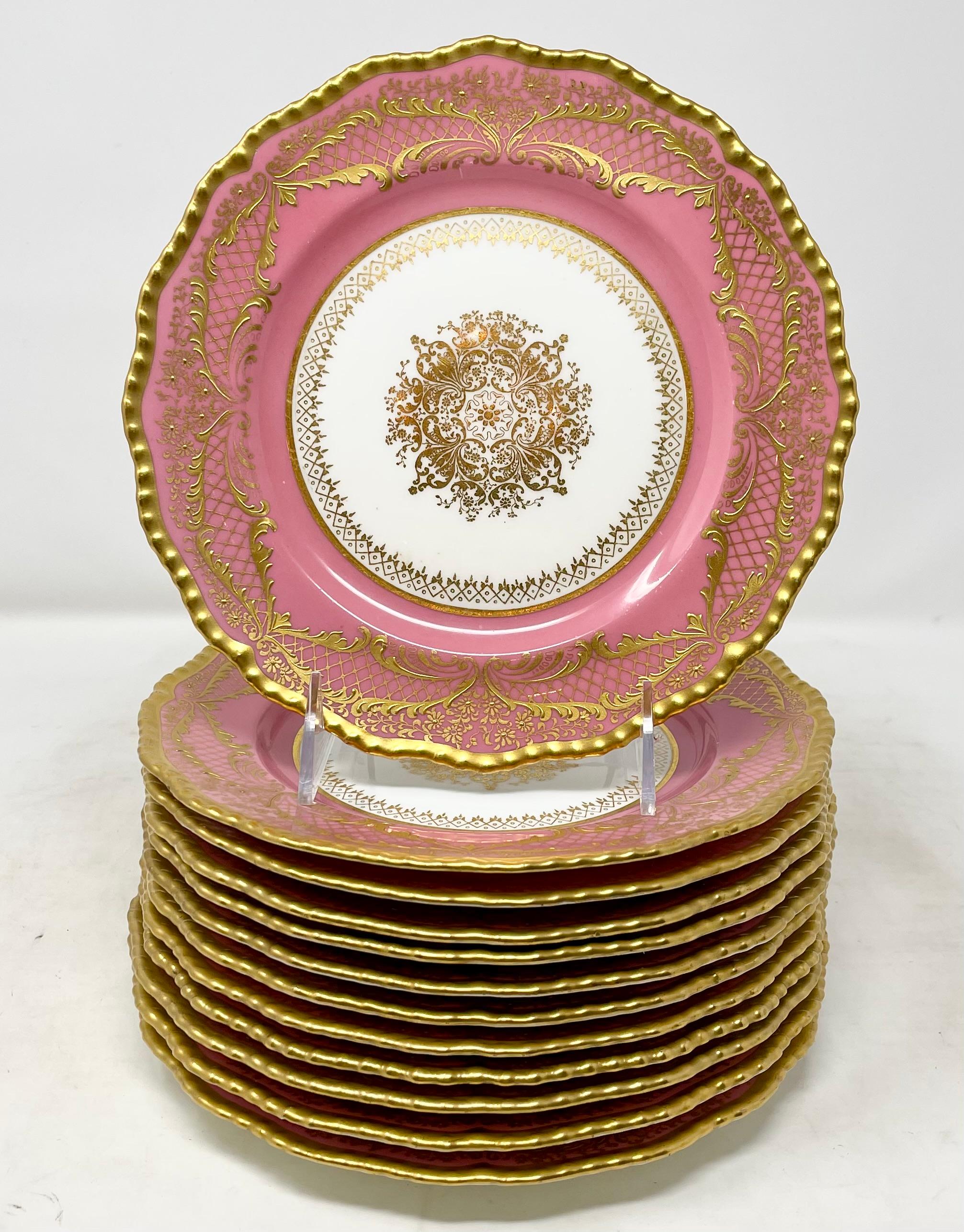 Ensemble de 12 anciennes assiettes à dessert en porcelaine rose et or de 