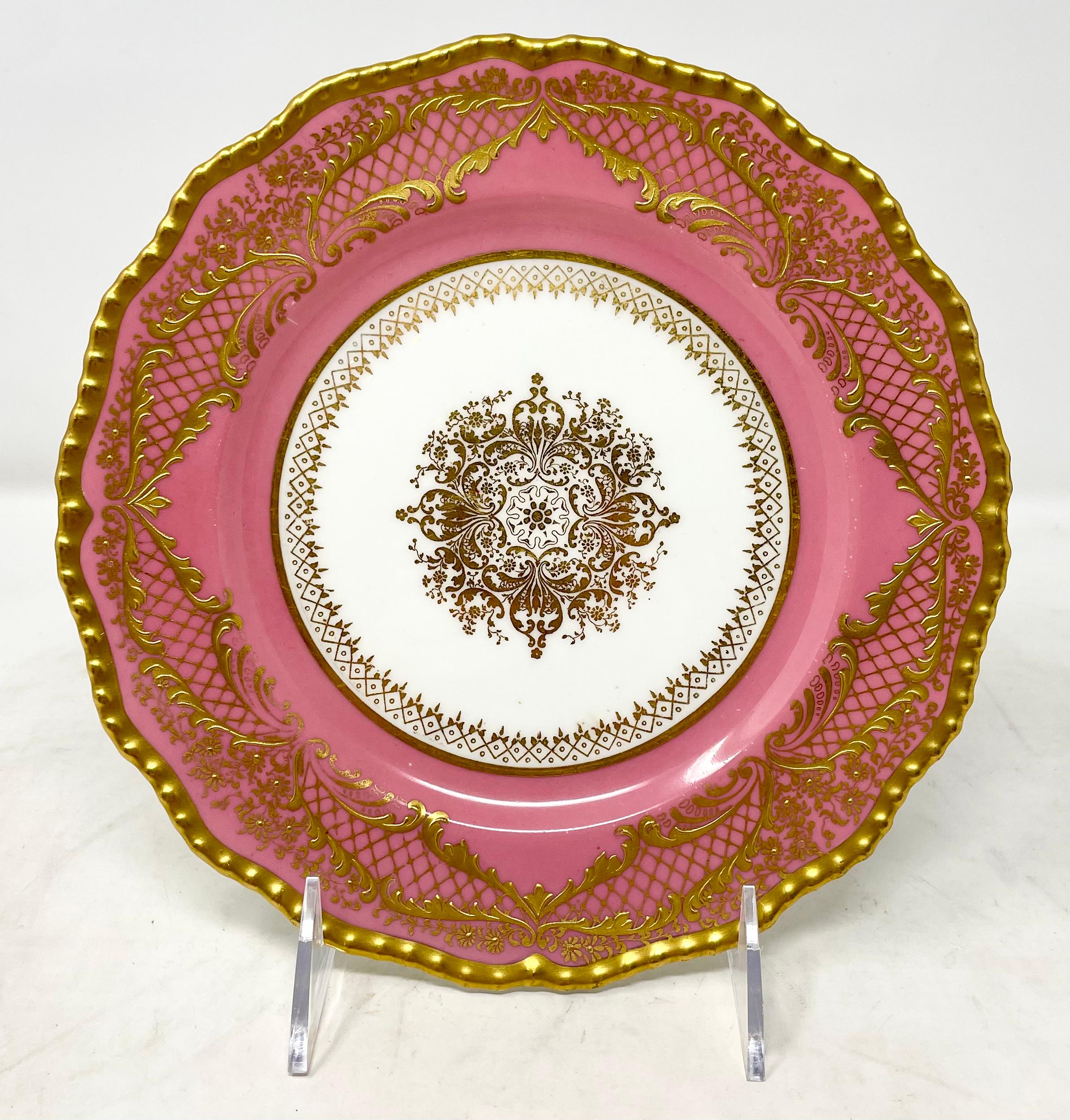 Anglais Ensemble de 12 assiettes à dessert anciennes en porcelaine rose et or de Royal Doulton. en vente