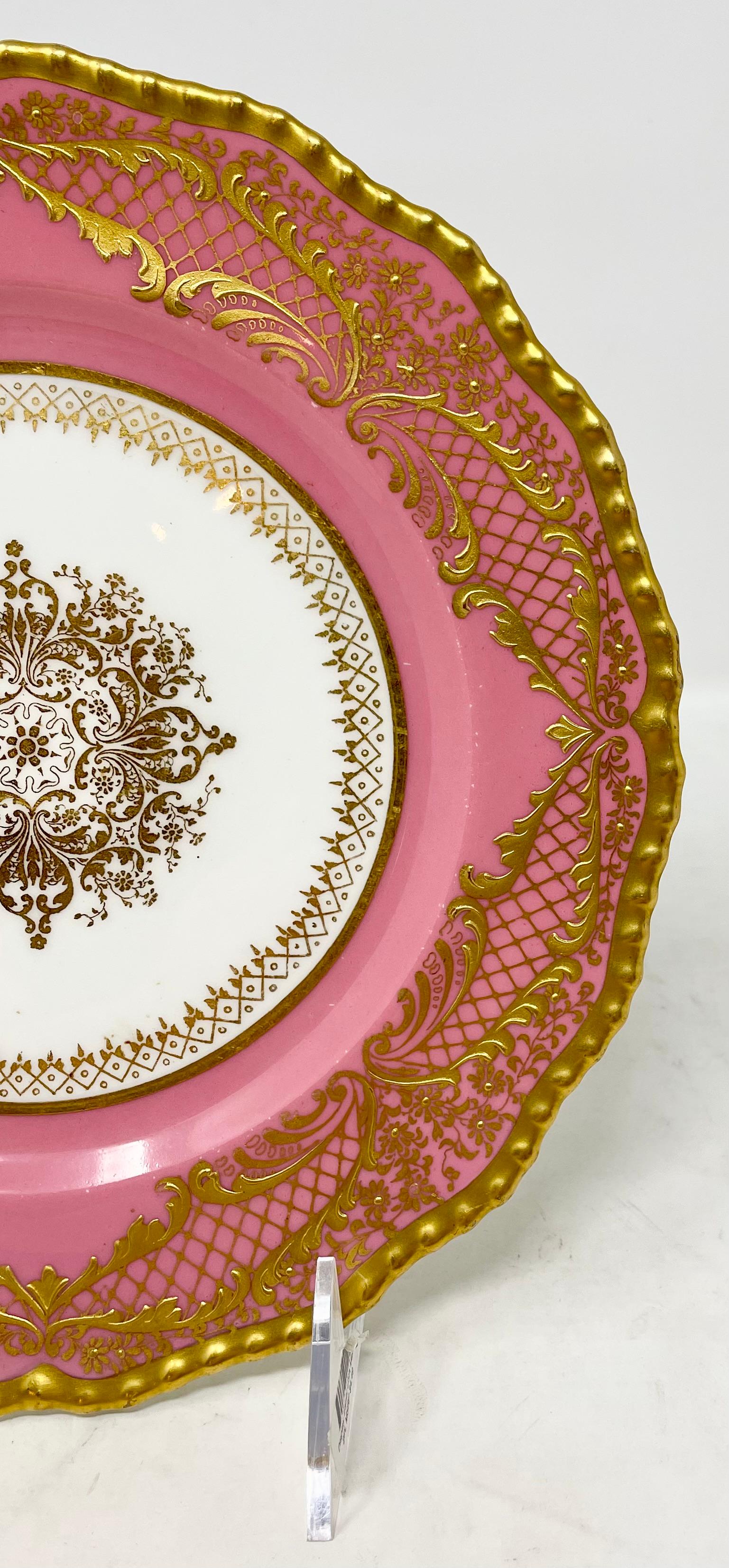 Ensemble de 12 assiettes à dessert anciennes en porcelaine rose et or de Royal Doulton. Bon état - En vente à New Orleans, LA