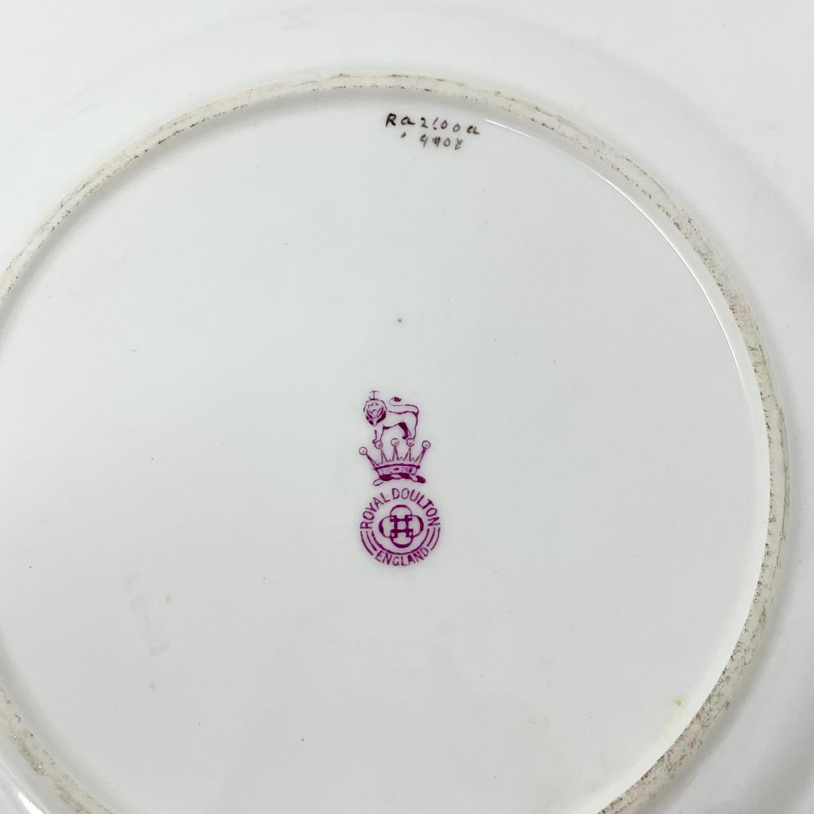 Ensemble de 12 assiettes à dessert anciennes en porcelaine rose et or de Royal Doulton. en vente 2