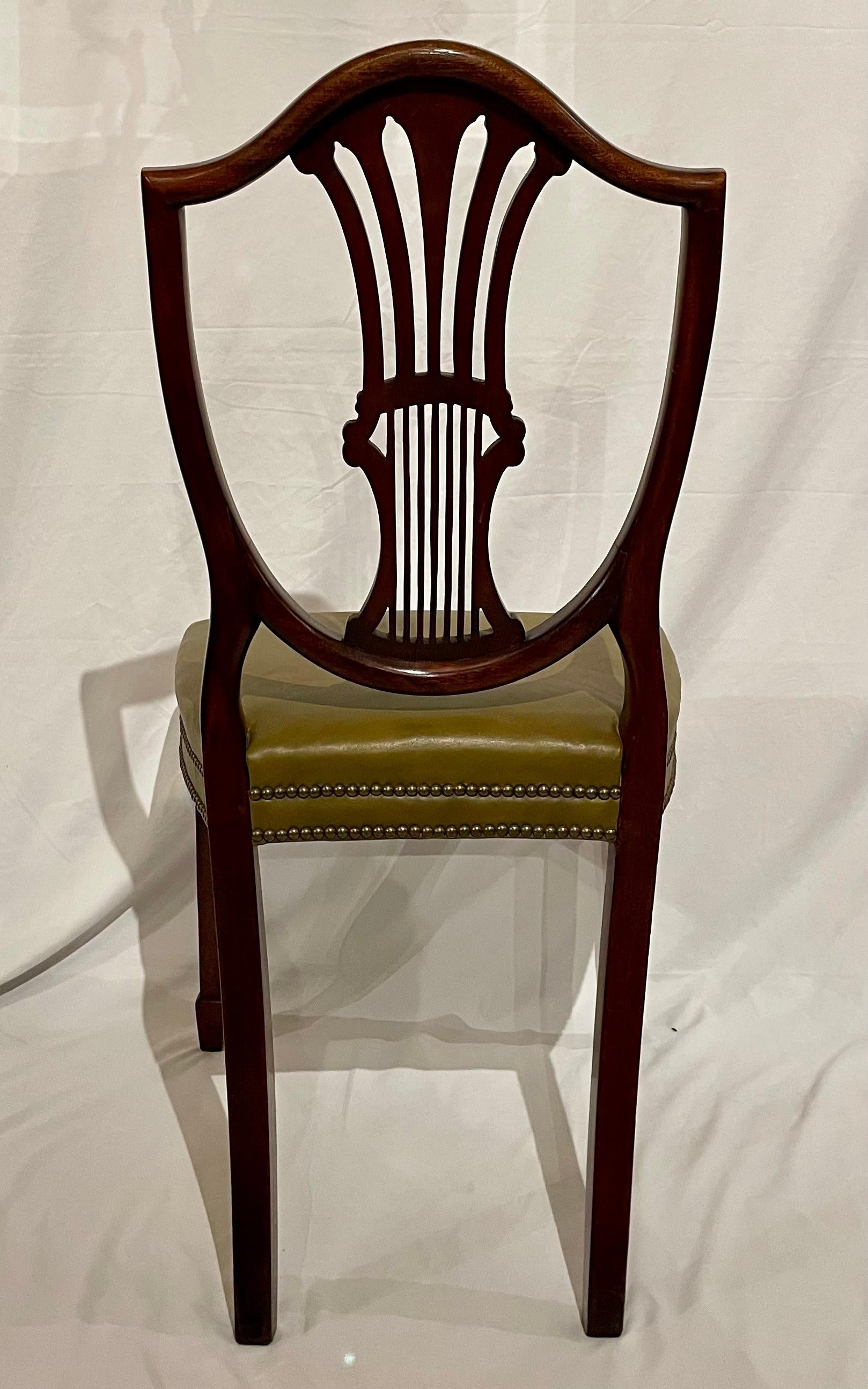 Juego de 12 Sillas de Comedor Sheraton Inglesas Antiguas de Caoba y Cuero Circa Años 1920 en venta 8