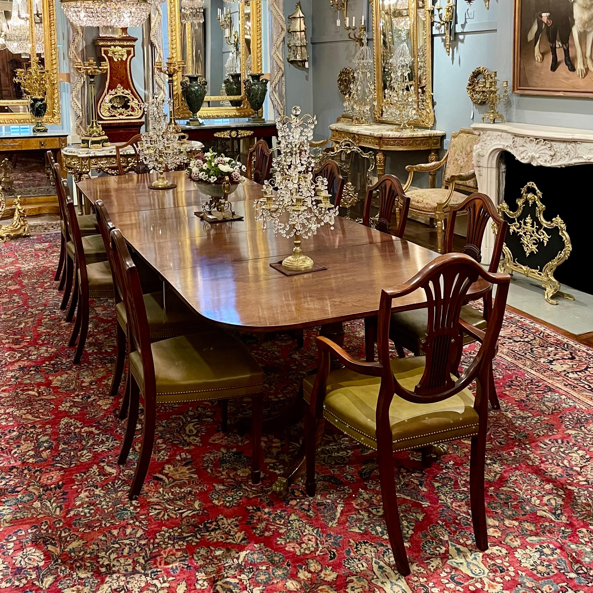 Juego de 12 Sillas de Comedor Sheraton Inglesas Antiguas de Caoba y Cuero Circa Años 1920 en venta 9
