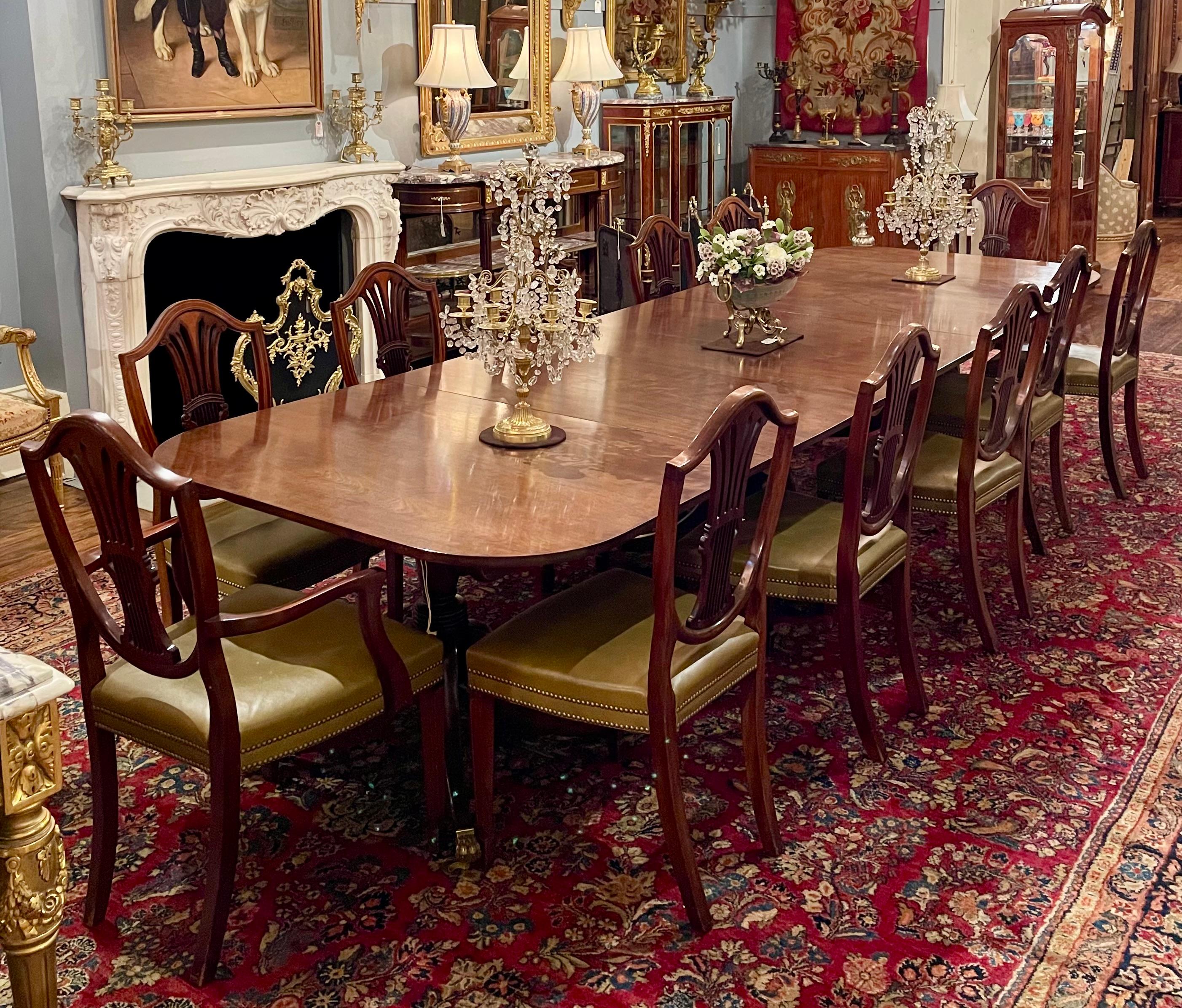 Juego de 12 Sillas de Comedor Sheraton Inglesas Antiguas de Caoba y Cuero Circa Años 1920 en venta 10