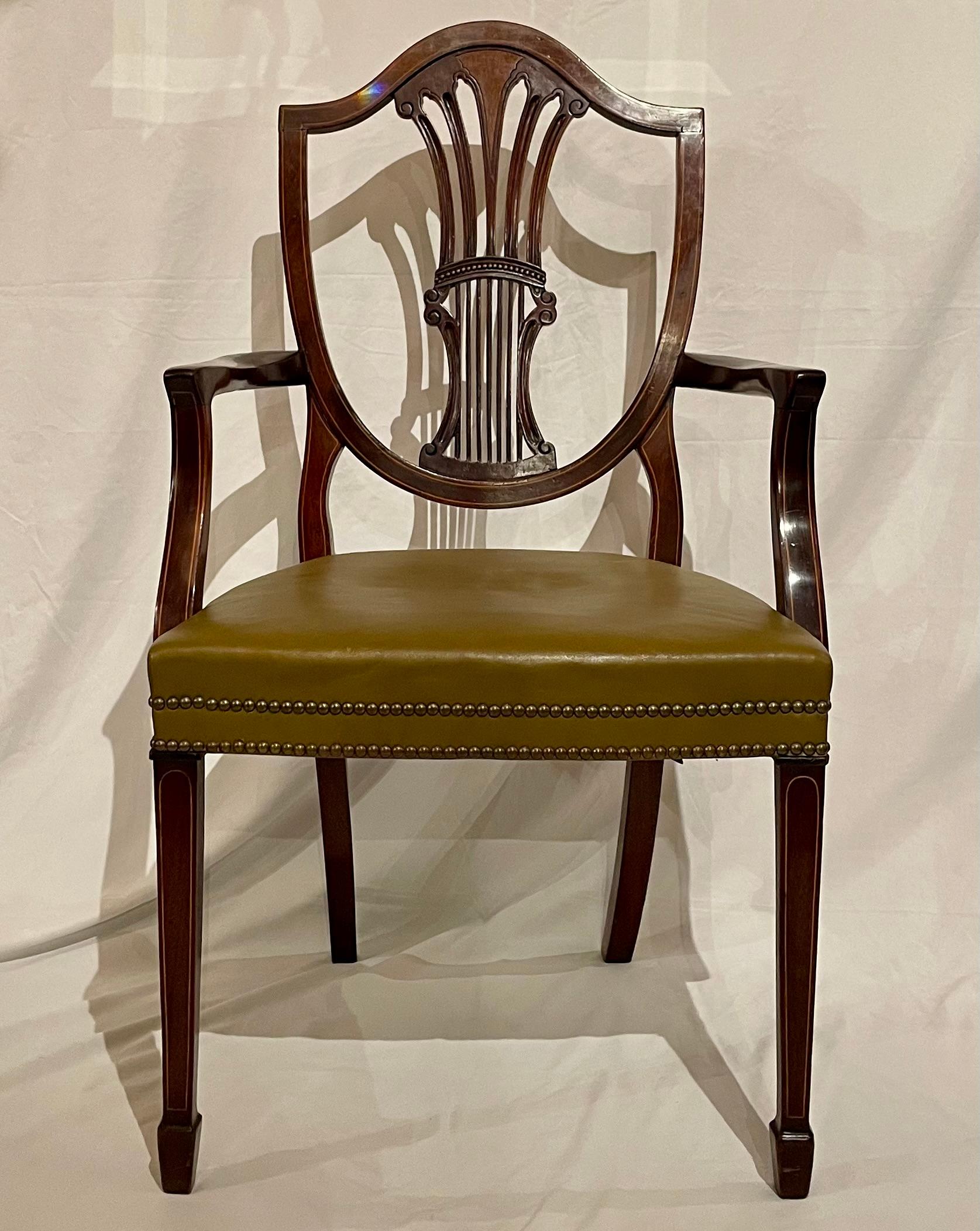 Juego de 12 Sillas de Comedor Sheraton Inglesas Antiguas de Caoba y Cuero Circa Años 1920 Inglés en venta