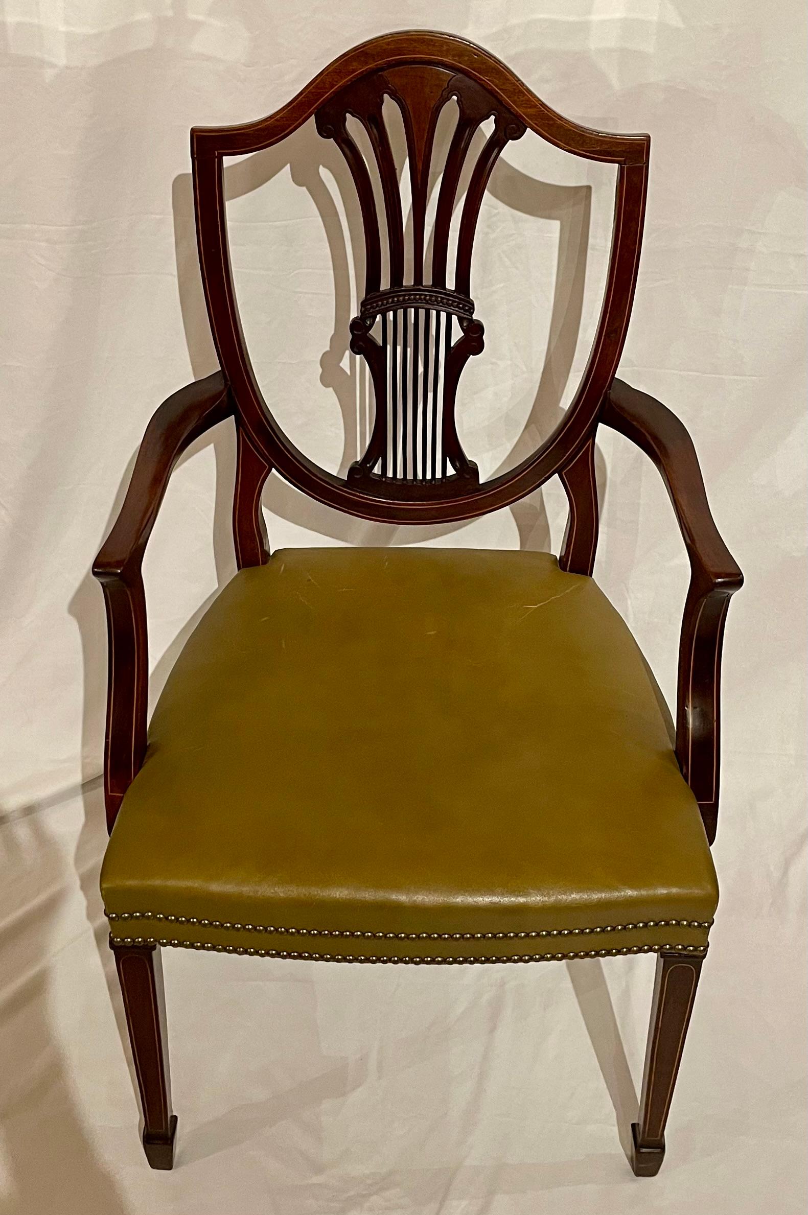 Juego de 12 Sillas de Comedor Sheraton Inglesas Antiguas de Caoba y Cuero Circa Años 1920 en Bueno estado para la venta en New Orleans, LA