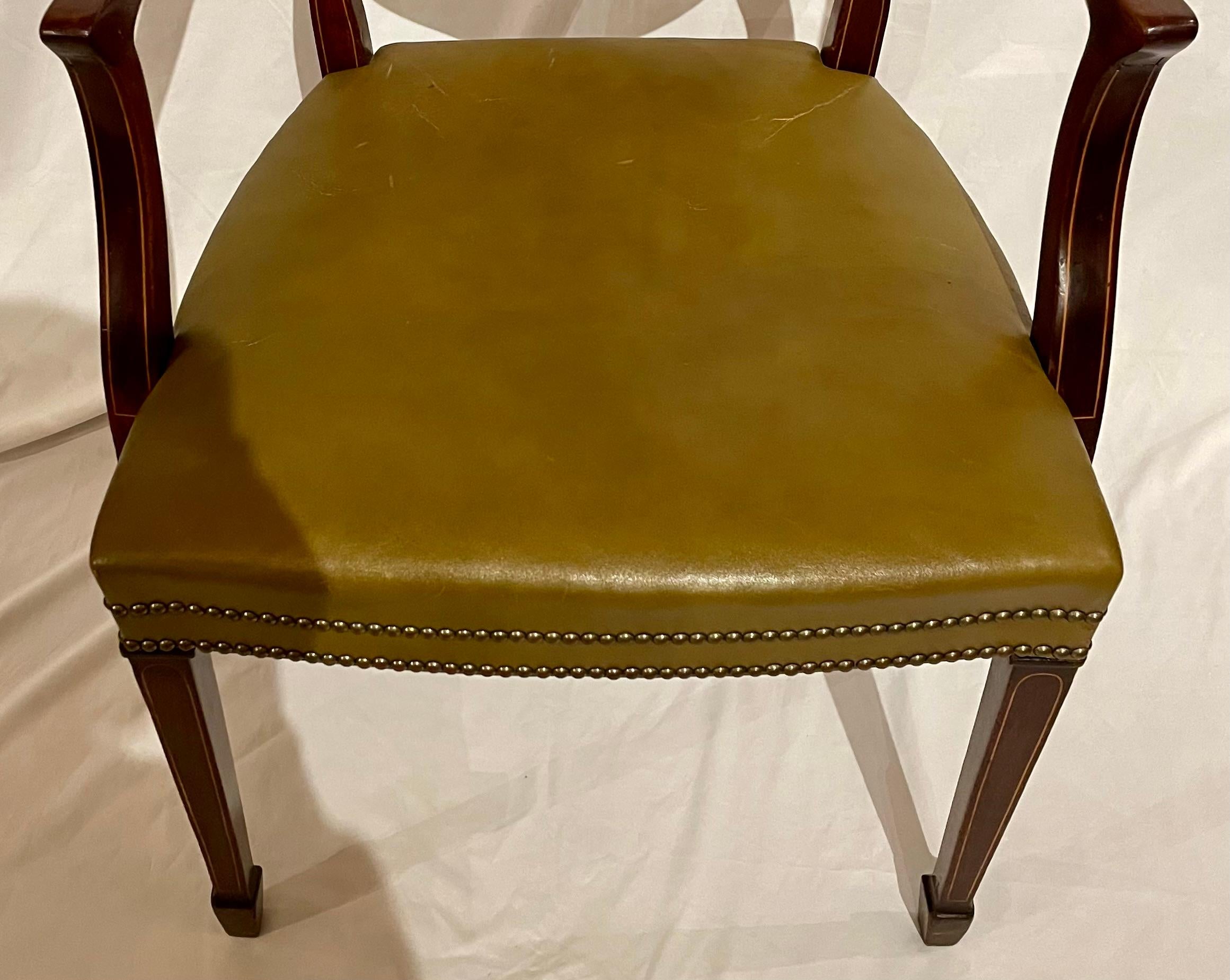Juego de 12 Sillas de Comedor Sheraton Inglesas Antiguas de Caoba y Cuero Circa Años 1920 siglo XX en venta
