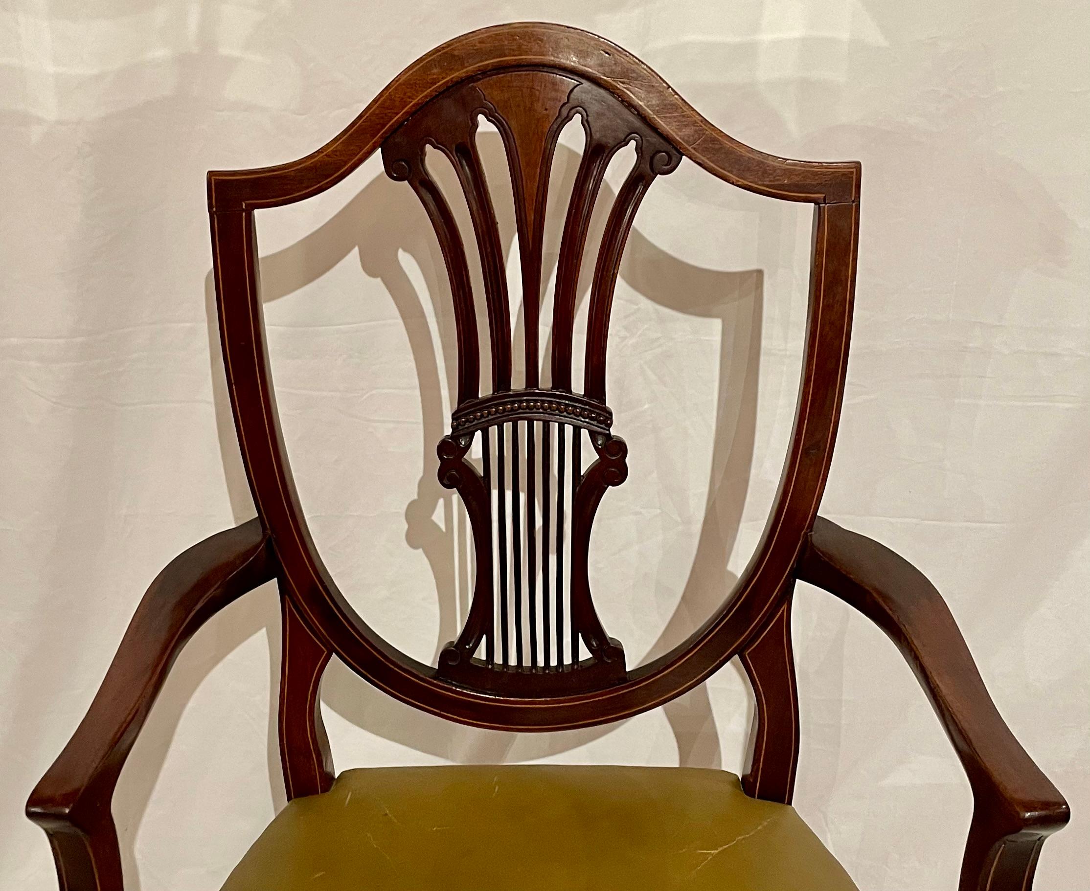 Juego de 12 Sillas de Comedor Sheraton Inglesas Antiguas de Caoba y Cuero Circa Años 1920 en venta 1