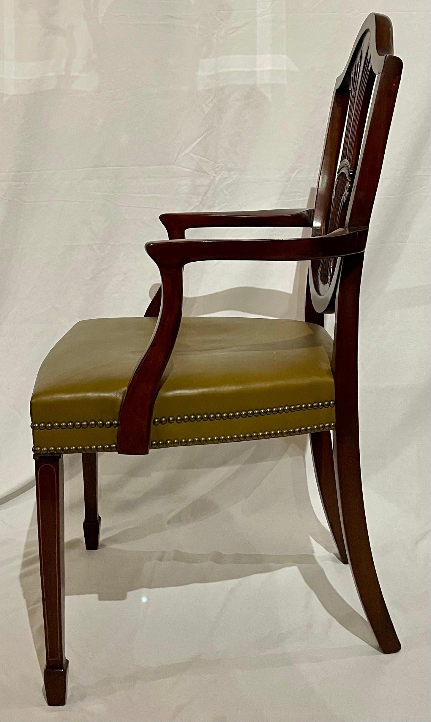 Juego de 12 Sillas de Comedor Sheraton Inglesas Antiguas de Caoba y Cuero Circa Años 1920 en venta 2