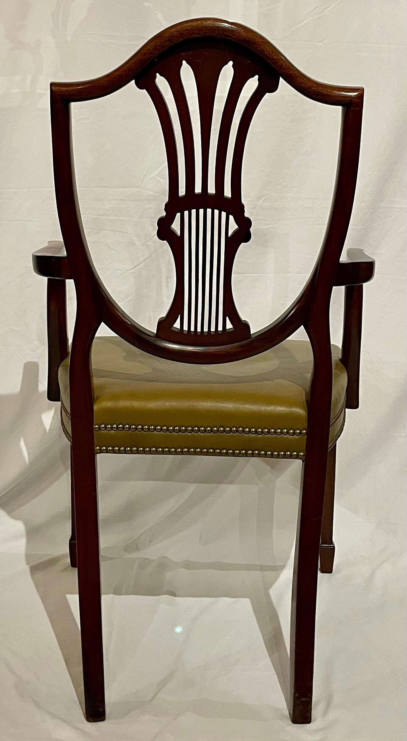 Juego de 12 Sillas de Comedor Sheraton Inglesas Antiguas de Caoba y Cuero Circa Años 1920 en venta 3
