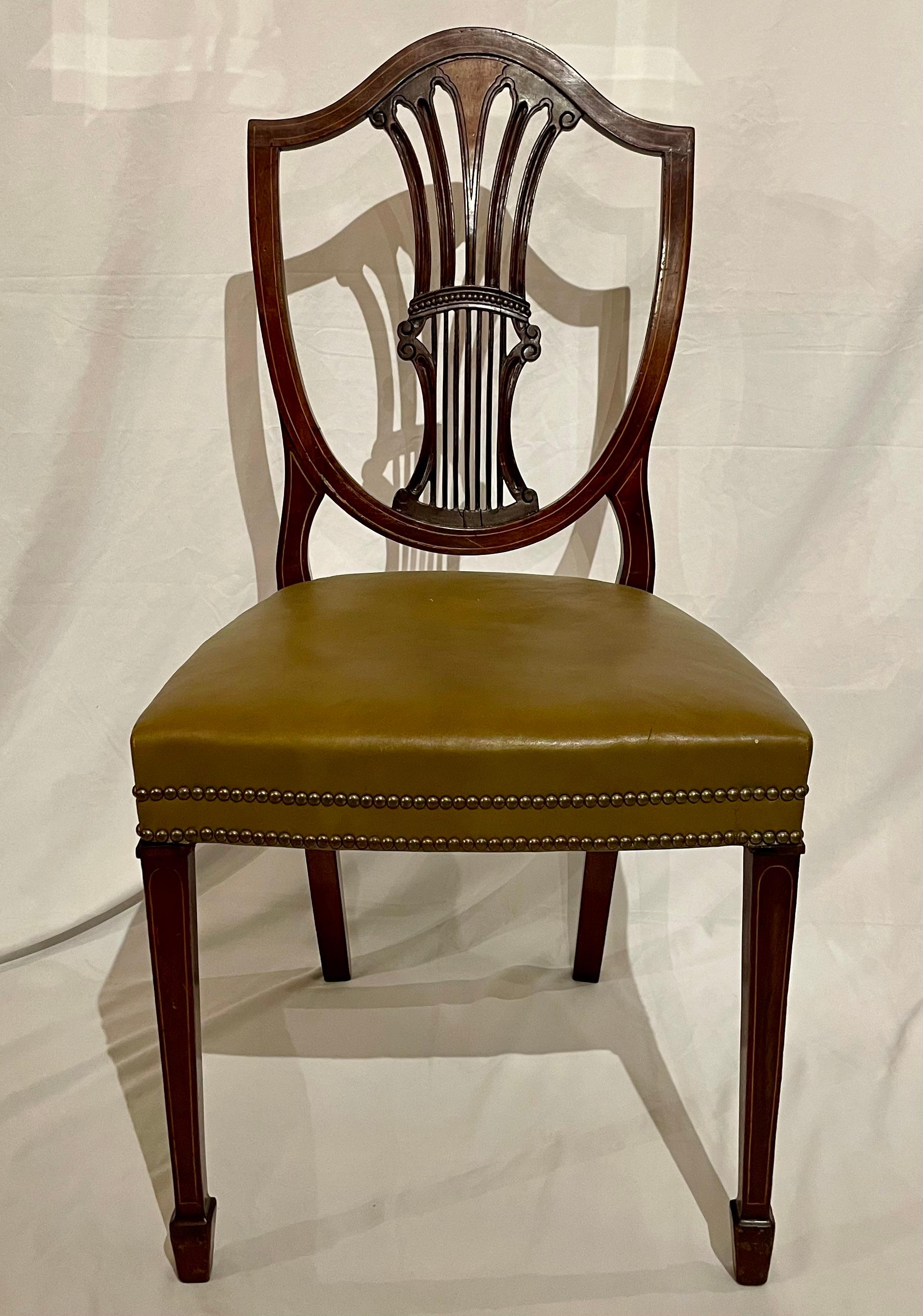 Juego de 12 Sillas de Comedor Sheraton Inglesas Antiguas de Caoba y Cuero Circa Años 1920 en venta 4