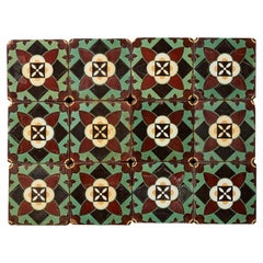Ensemble de 12 carreaux floraux encaustiques émaillés anciens de Minton