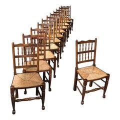 Lot de 12 chaises anciennes de Lancashire:: hêtre:: dossier à fuseau:: siège:: édouardien:: 1910