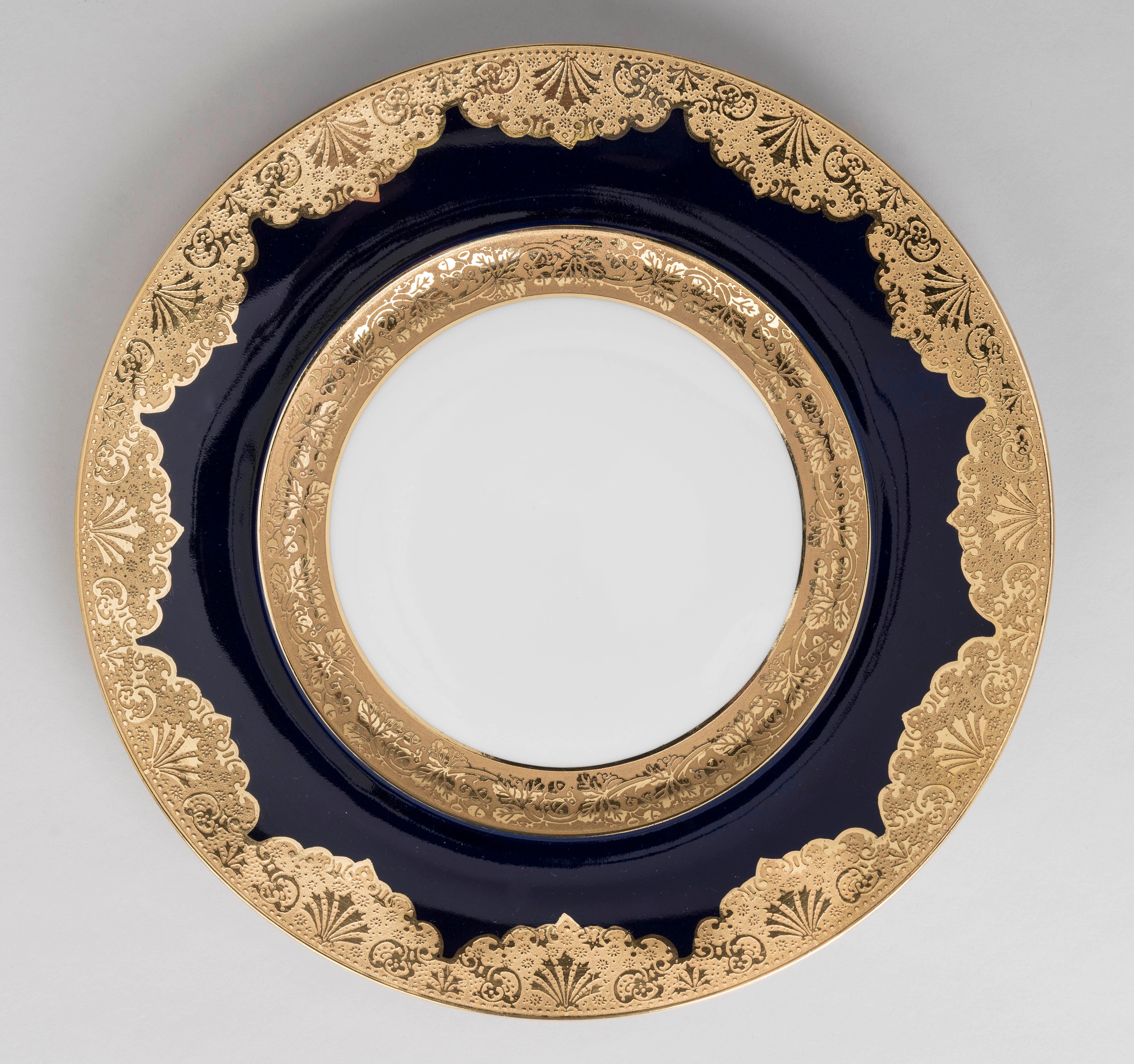 Un buen conjunto de 12 
Platos de porcelana azul y dorada

Por Alfred Lanternier & Co

Marcado en la parte inferior.
Limoges, hacia 1900

Fundado en 1857 por François Frédéric Lanternier como taller de porcelana de lujo para la nobleza europea,