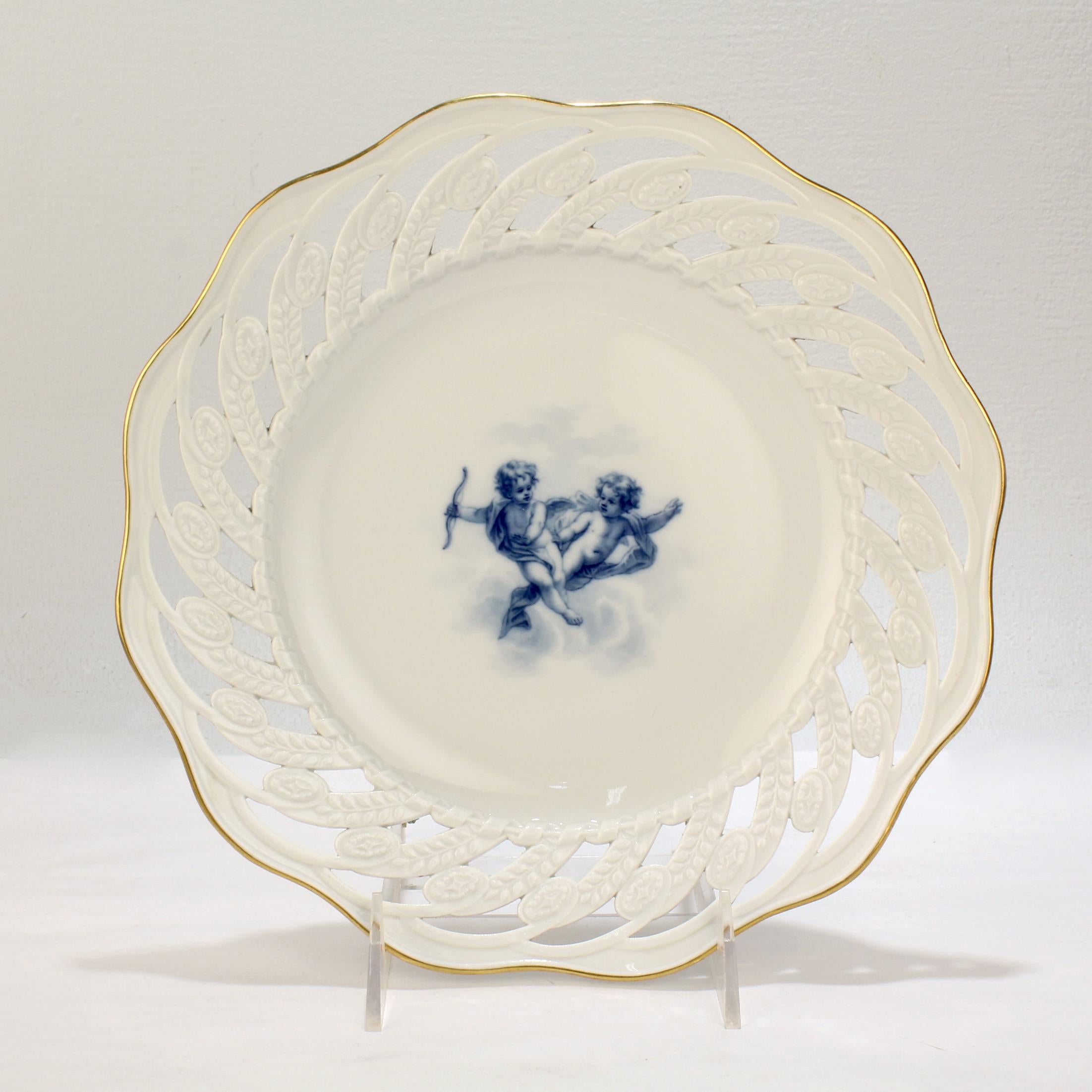 Ensemble de 12 assiettes de cabinet anciennes en porcelaine de Meissen réticulée avec chérubins en vente 1